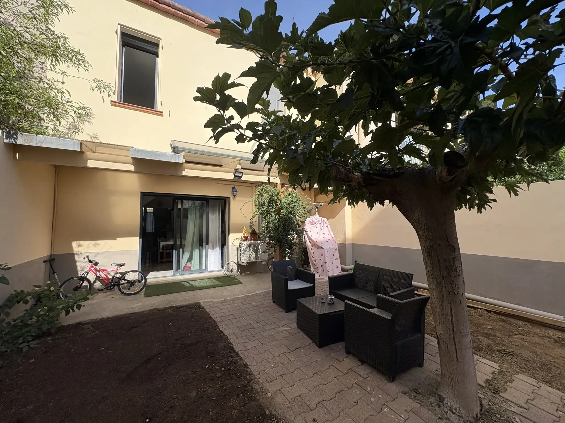 Maison de ville à Thuir de 102 m² avec jardin et annexes 