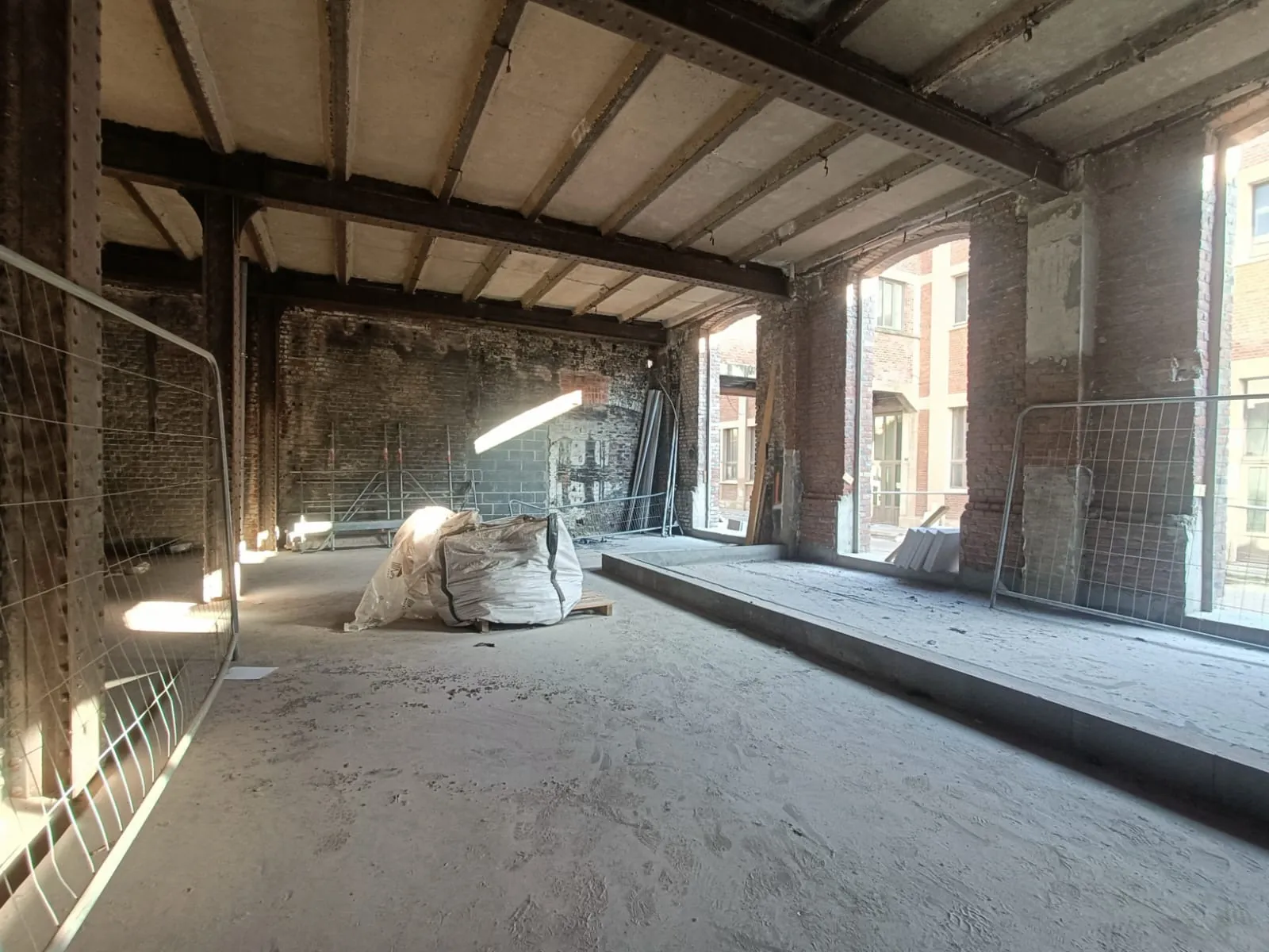 Loft brut à aménager avec parking et loggia proche de Lille - Opportunité unique