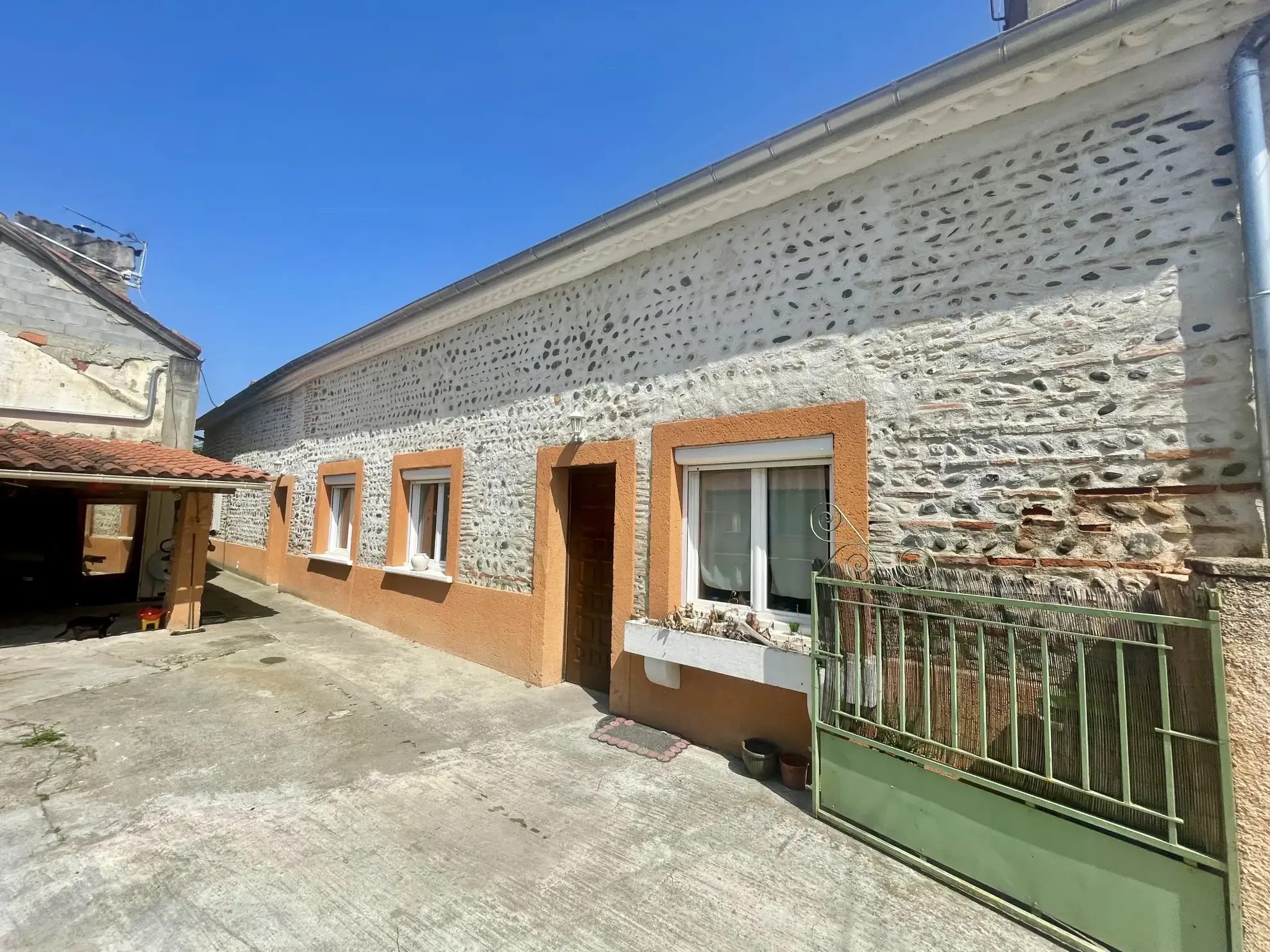 À vendre maison avec 3 chambres à Vic, centre-ville, garage et jardin 