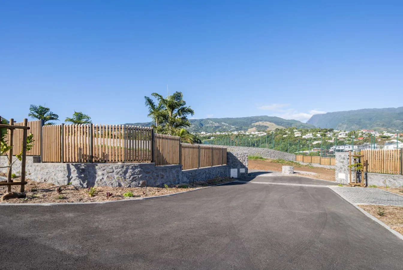 Parcelle constructible sécurisée de 367 m² à Sainte-Marie – Jardin du Golf 