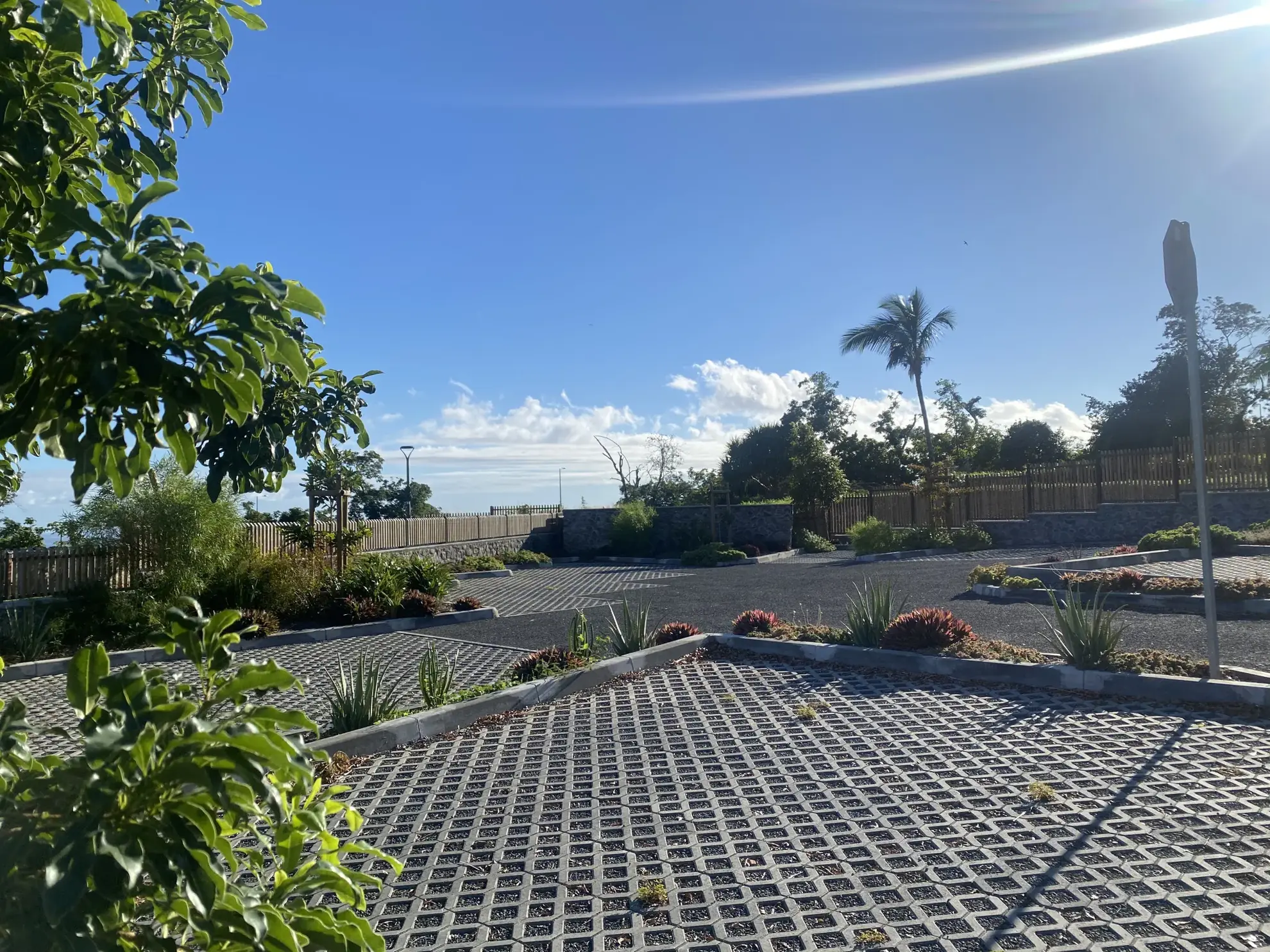 Parcelle constructible sécurisée de 367 m² à Sainte-Marie – Jardin du Golf 