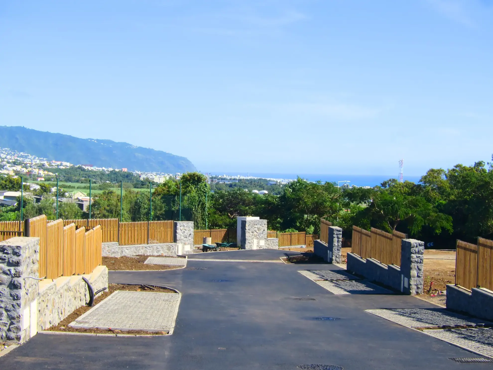 Parcelle constructible sécurisée de 367 m² à Sainte-Marie – Jardin du Golf 