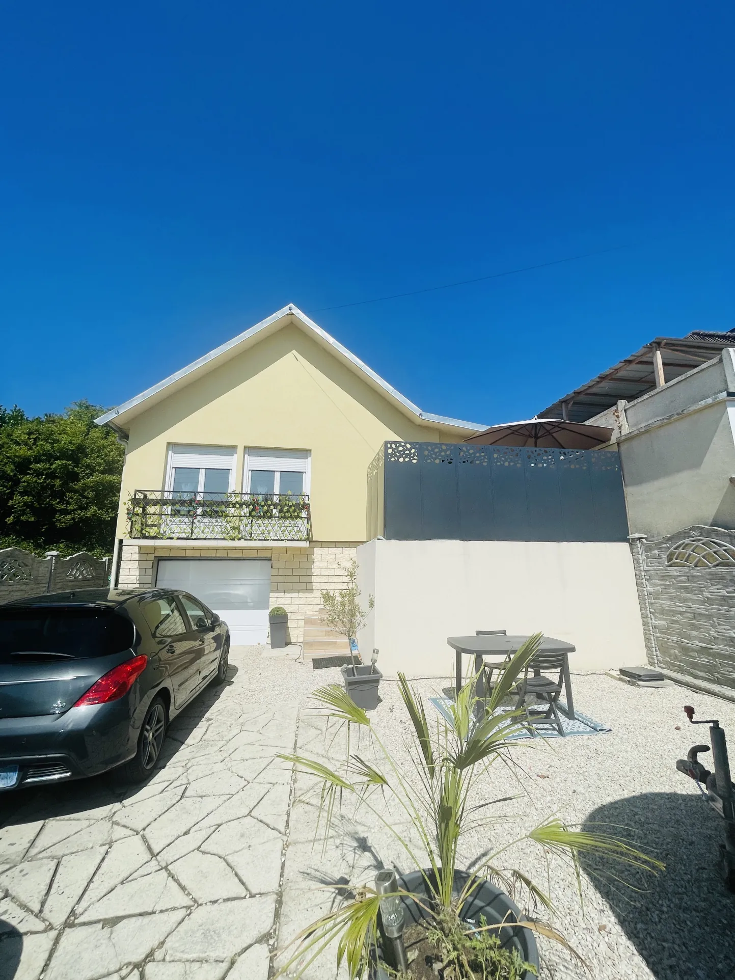 Maison rénovée avec garage, terrasses et jardin à Saint-Quentin Saint-Martin