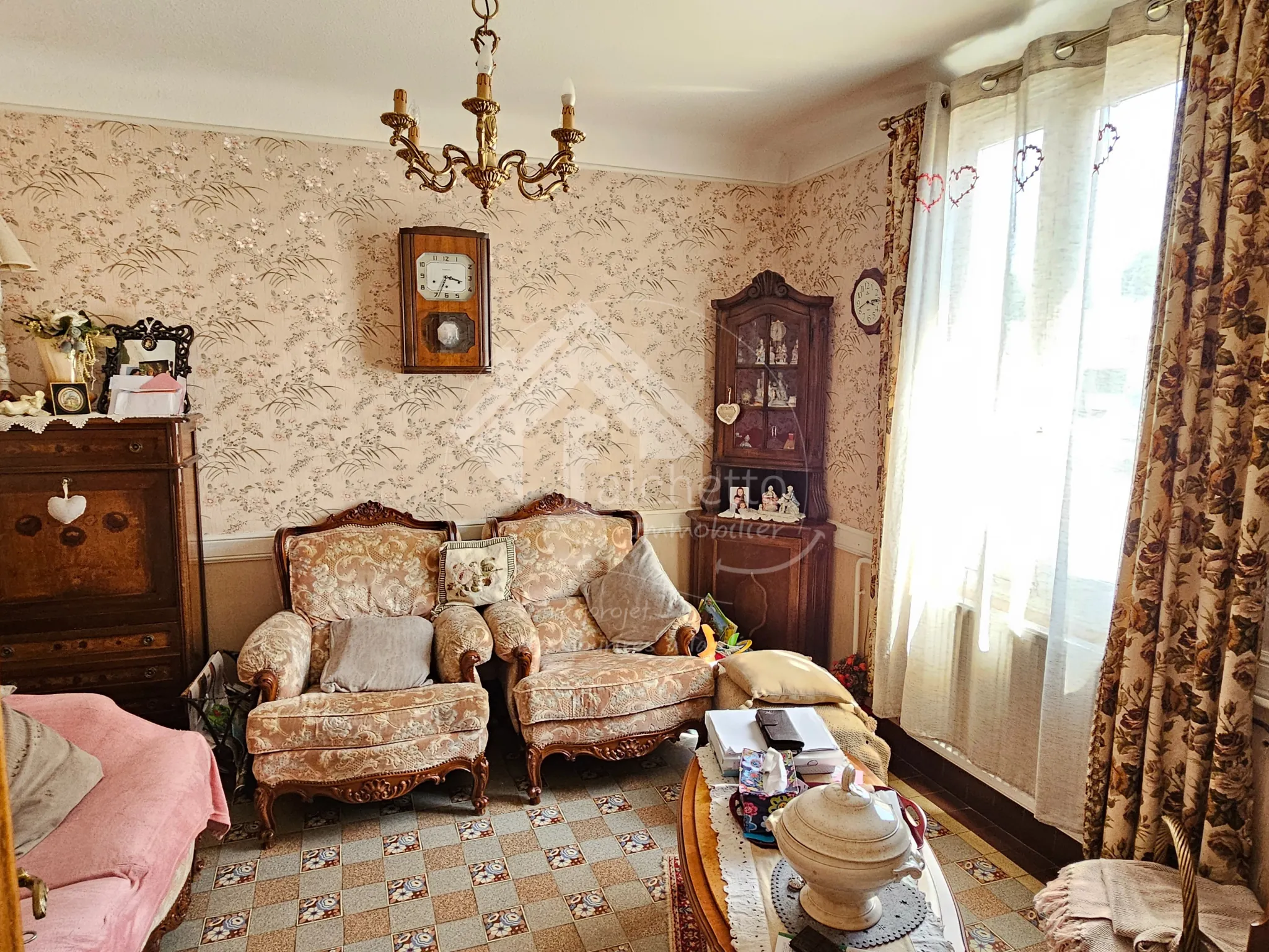 Grande maison de village de 238 m2 à Neuilly-en-Donjon avec jardin et garage 