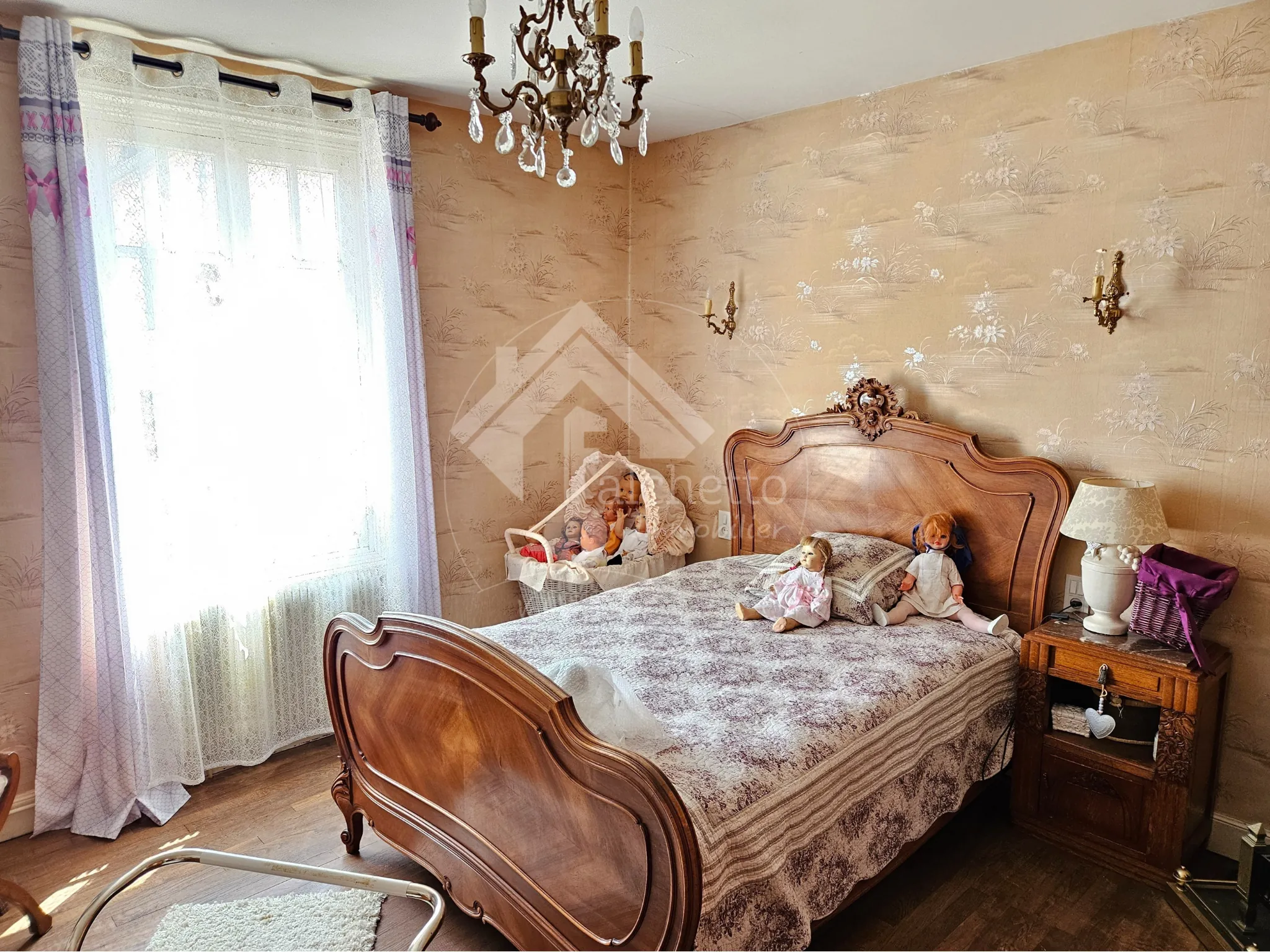 Grande maison de village de 238 m2 à Neuilly-en-Donjon avec jardin et garage 