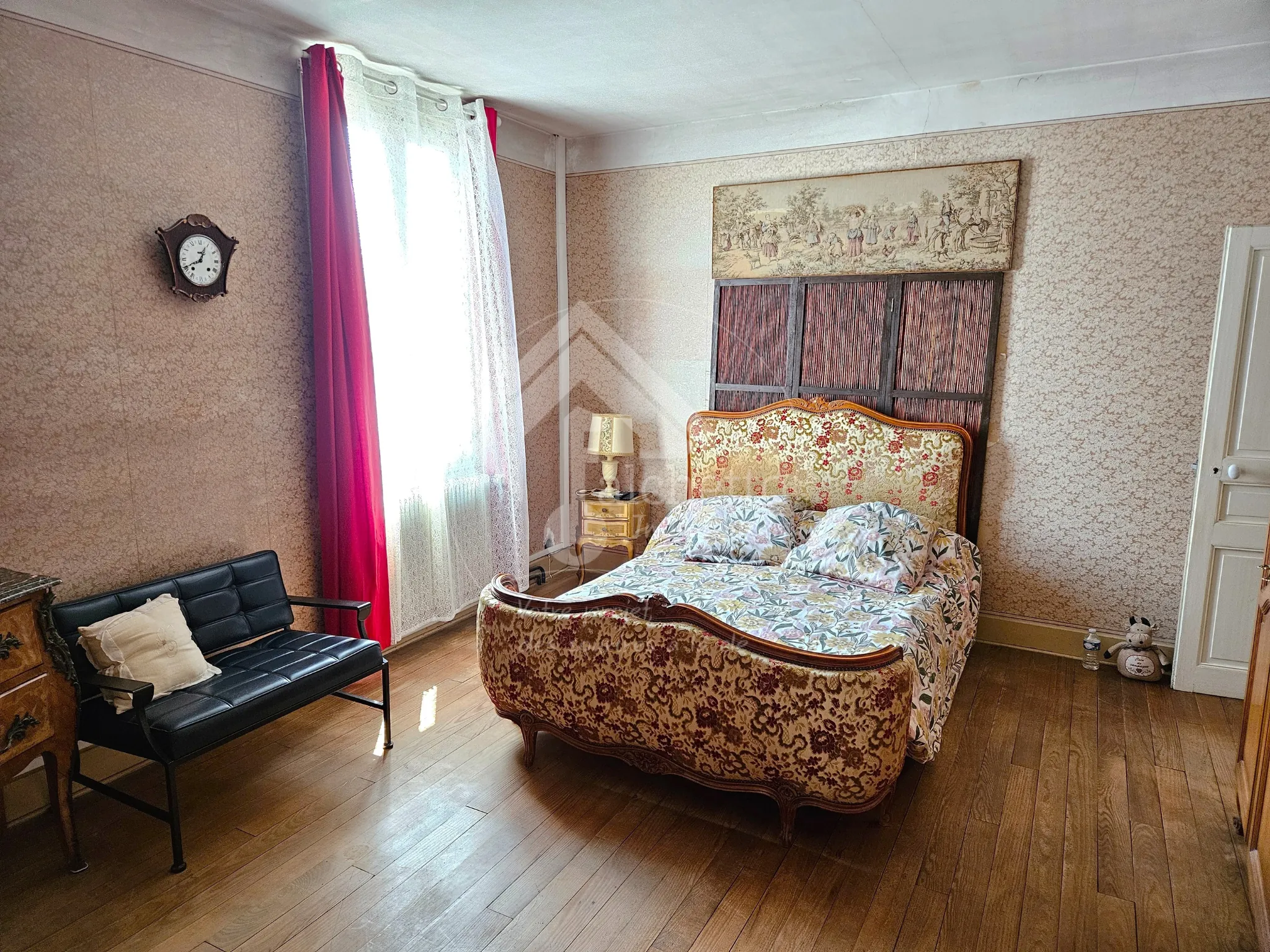 Grande maison de village de 238 m2 à Neuilly-en-Donjon avec jardin et garage 