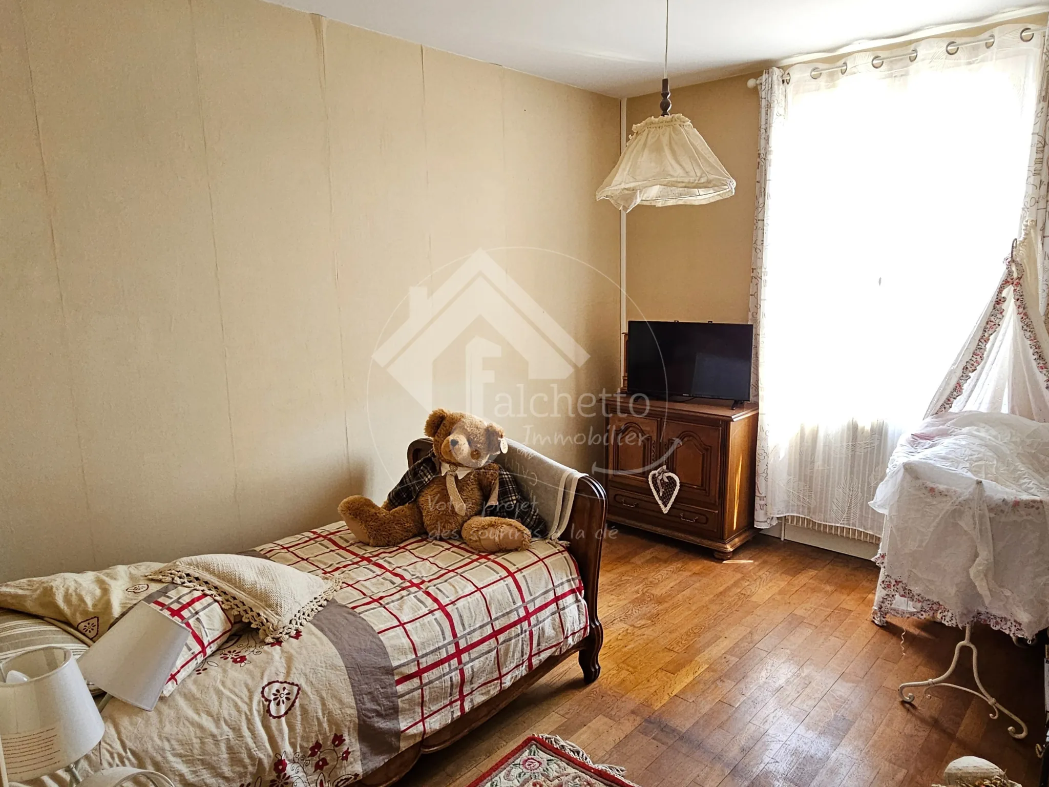 Grande maison de village de 238 m2 à Neuilly-en-Donjon avec jardin et garage 