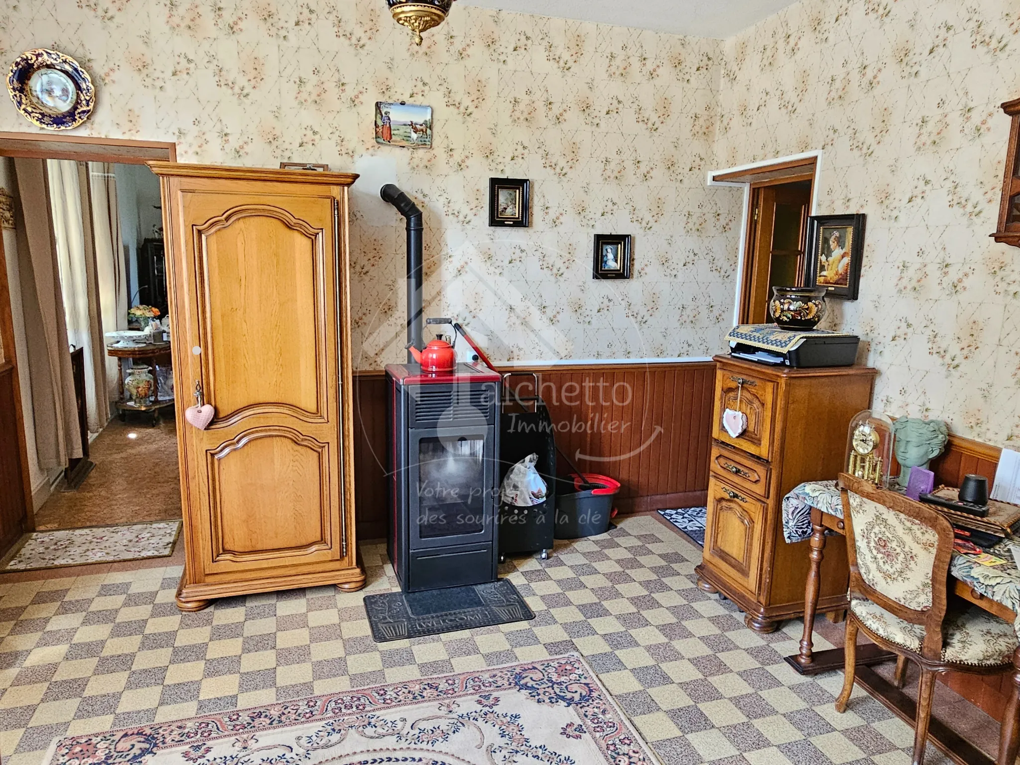 Grande maison de village de 238 m2 à Neuilly-en-Donjon avec jardin et garage 