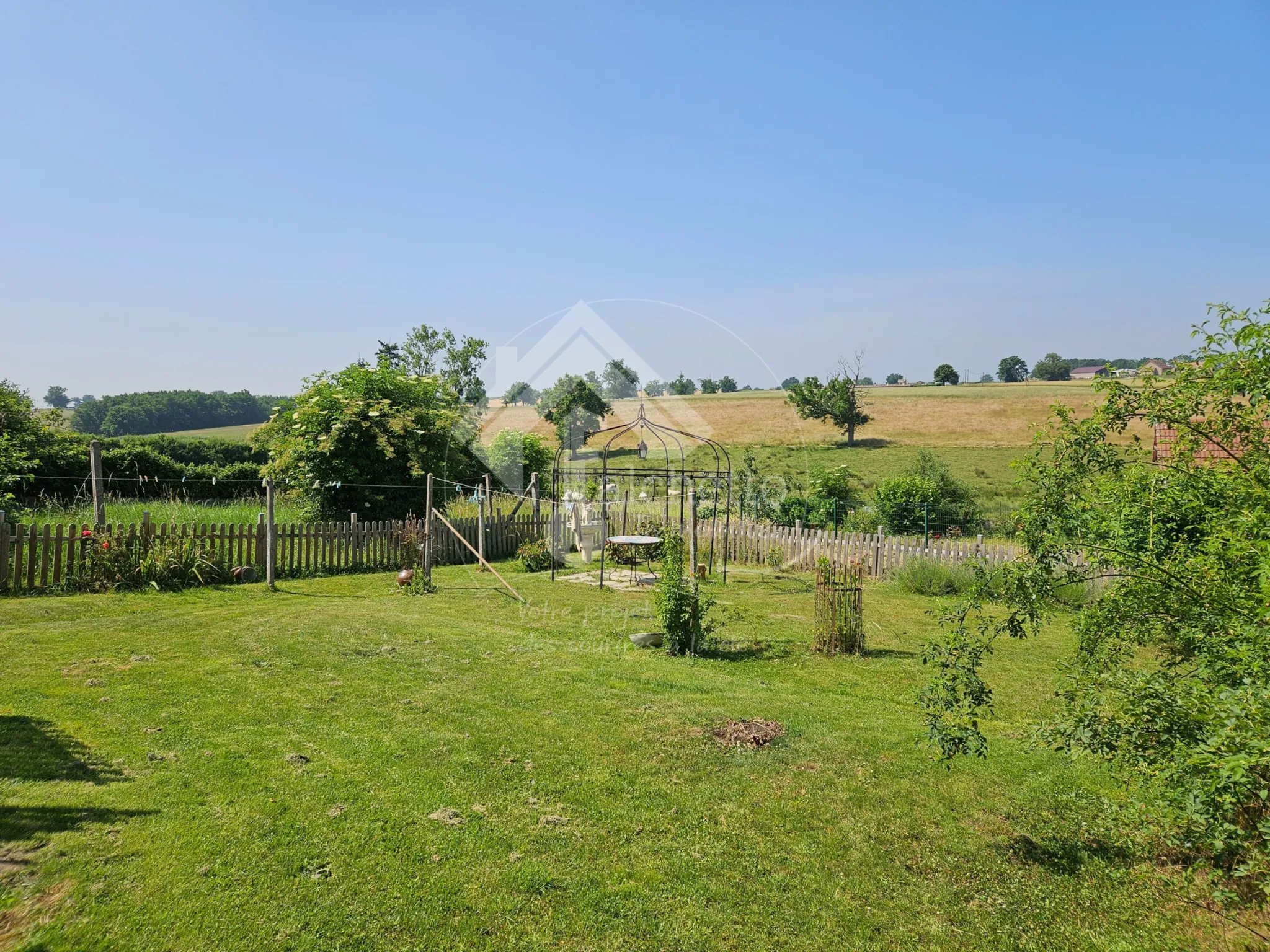 Grande maison de village de 238 m2 à Neuilly-en-Donjon avec jardin et garage 