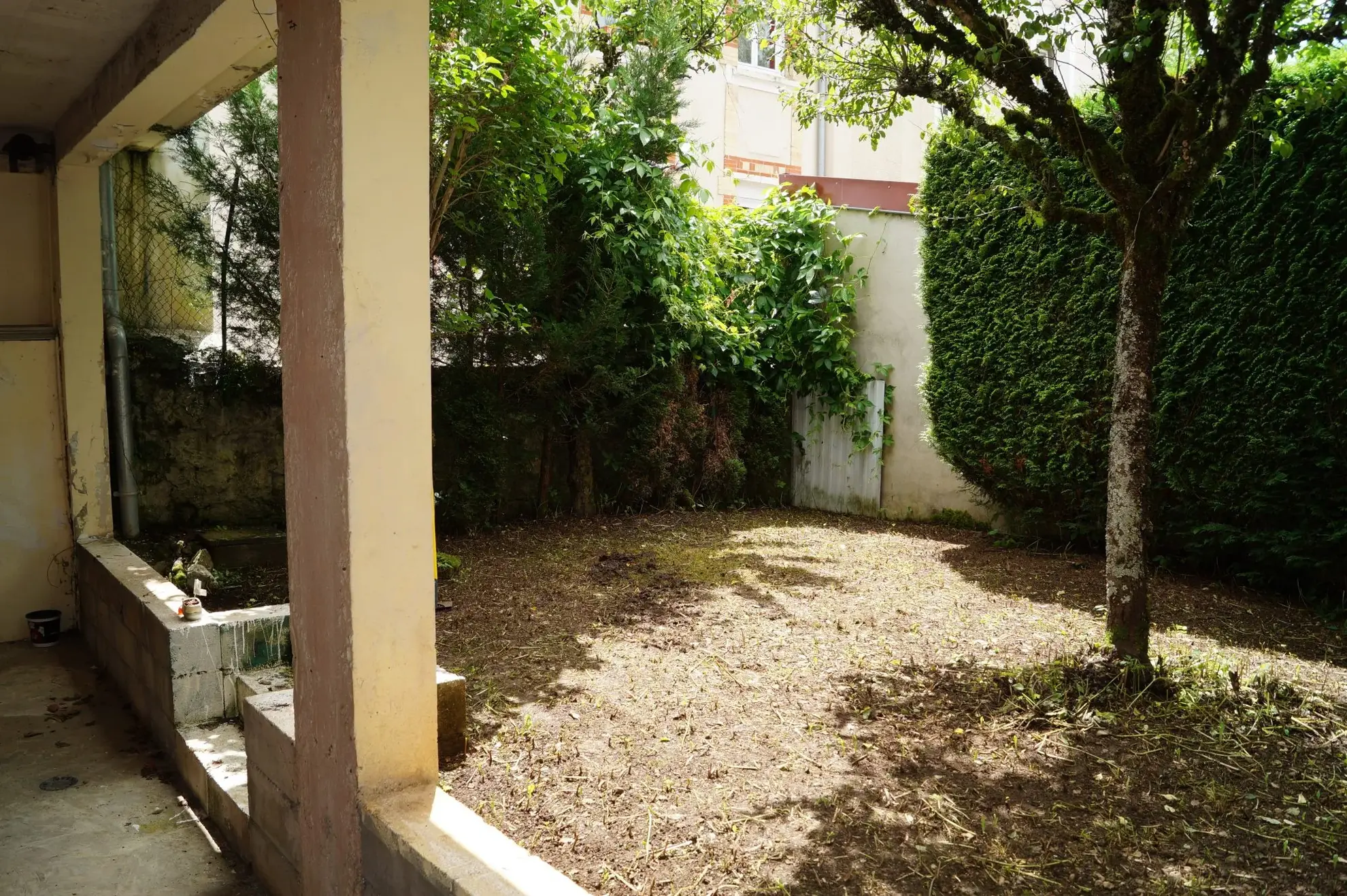 Maison à rénover avec jardin et terrasse à Pontarlier 