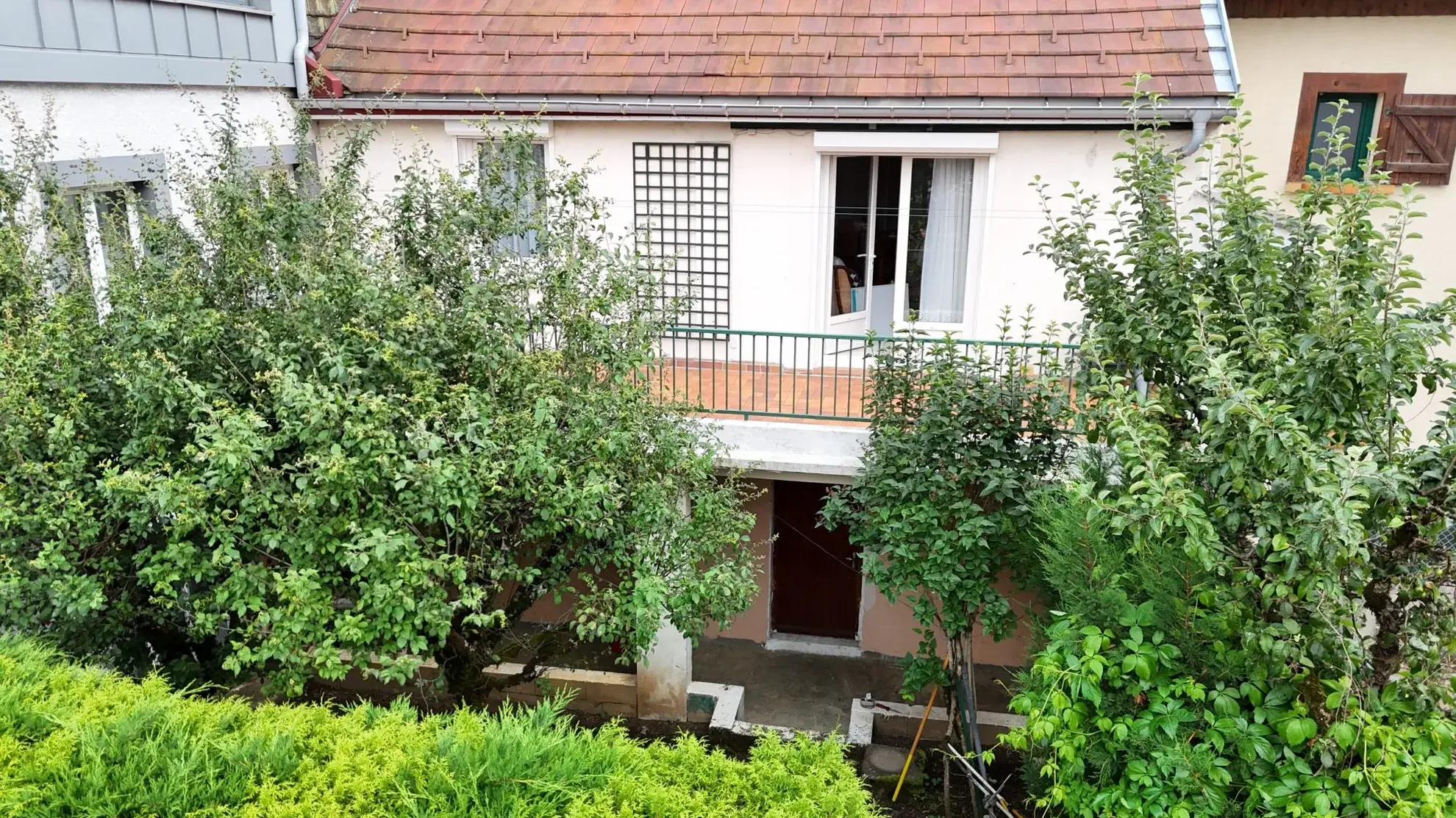 Maison à rénover avec jardin et terrasse à Pontarlier 