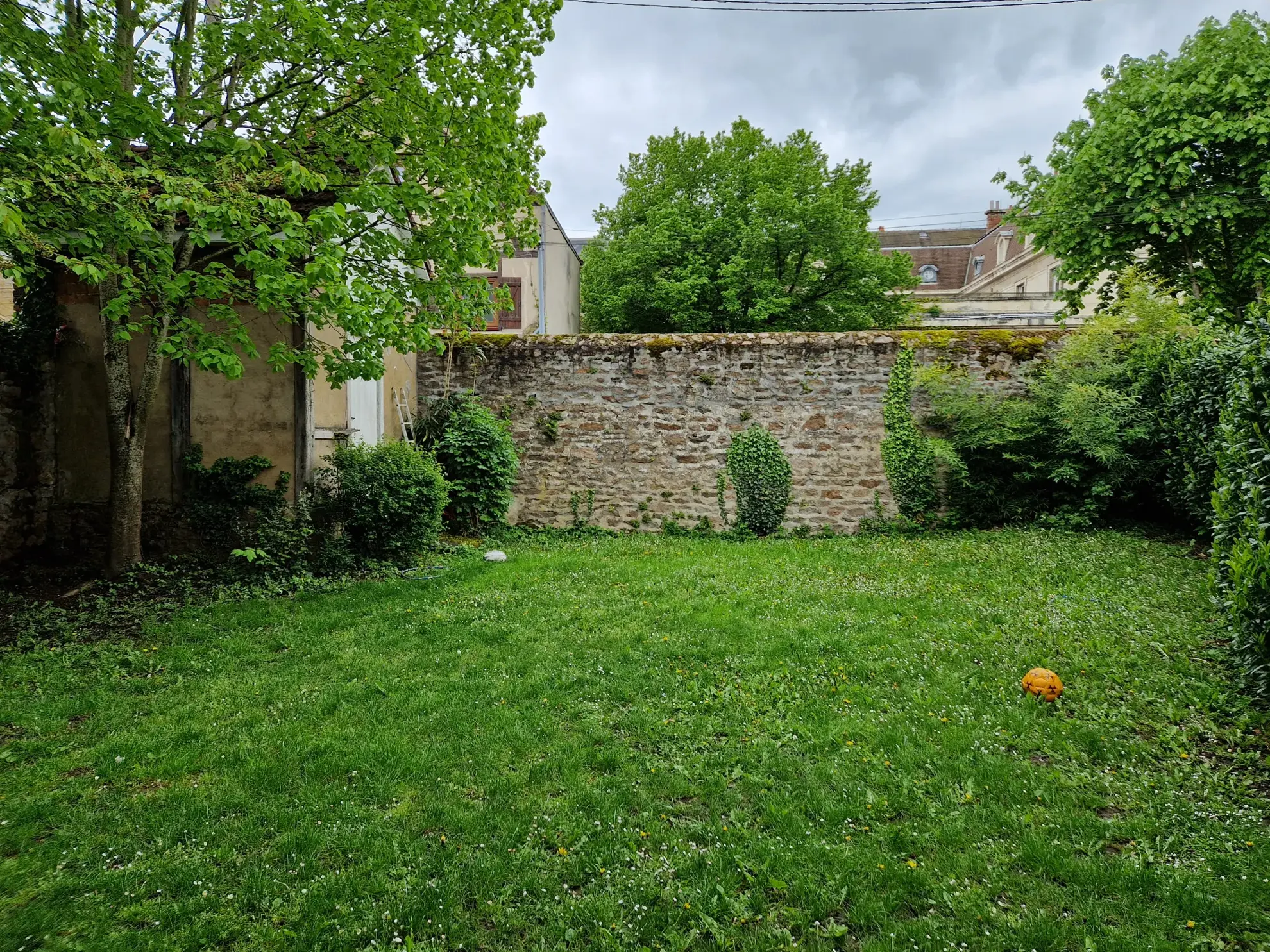 Maison familiale avec jardin et garage en centre-ville d'Autun 
