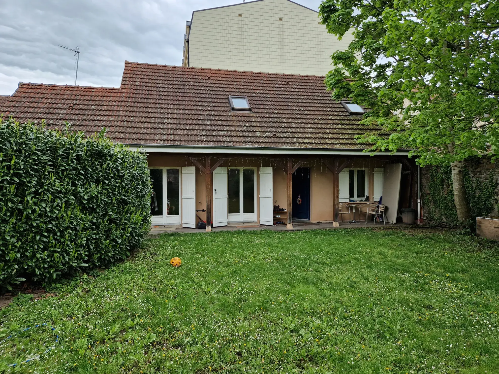 Maison familiale avec jardin et garage en centre-ville d'Autun 