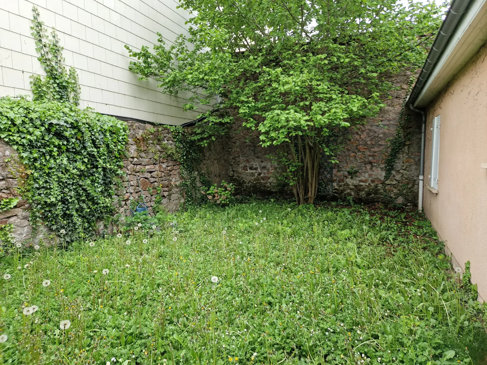Maison familiale avec jardin et garage en centre-ville d'Autun 