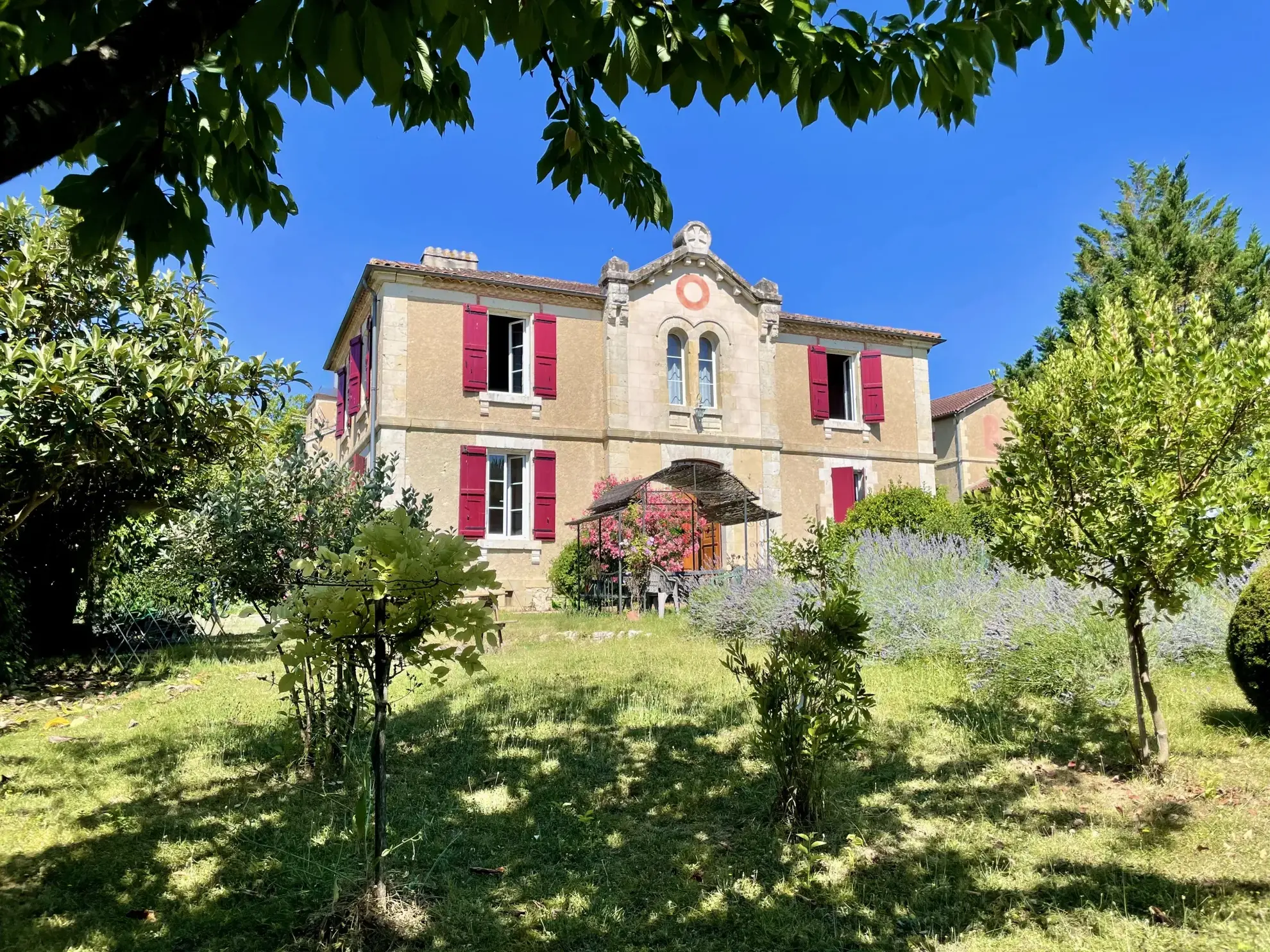 Maison ancienne avec jardin à Vic-Fezensac, charme Gascon, 4 chambres, garage et terrain arboré