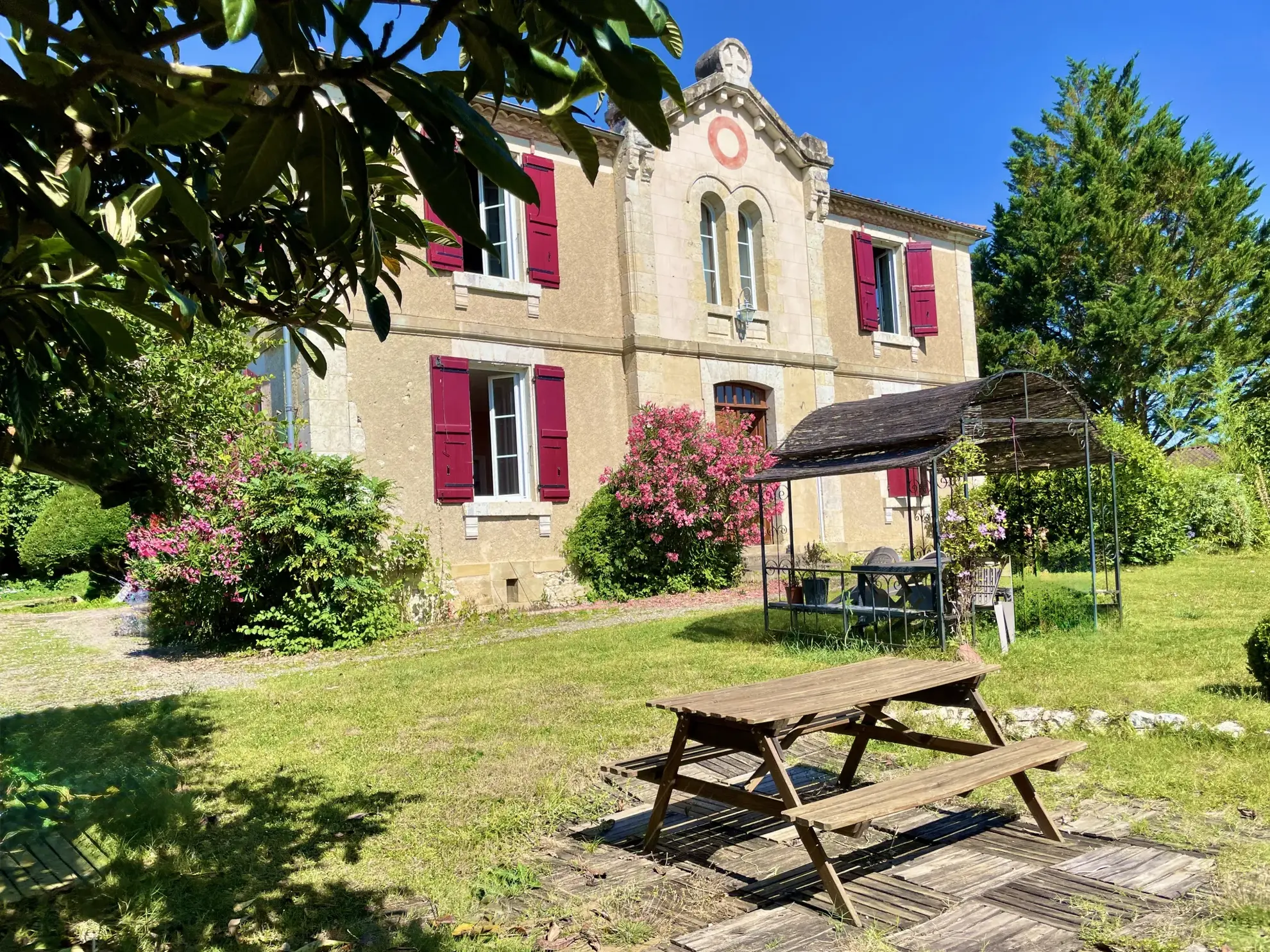Maison ancienne avec jardin à Vic-Fezensac, charme Gascon, 4 chambres, garage et terrain arboré 