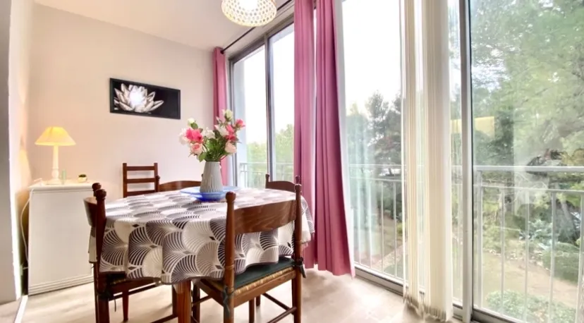 Studio rénové de 28 m² à Bandol dans résidence sécurisée avec ascenseur