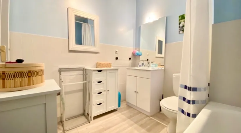 Studio rénové de 28 m² à Bandol dans résidence sécurisée avec ascenseur 