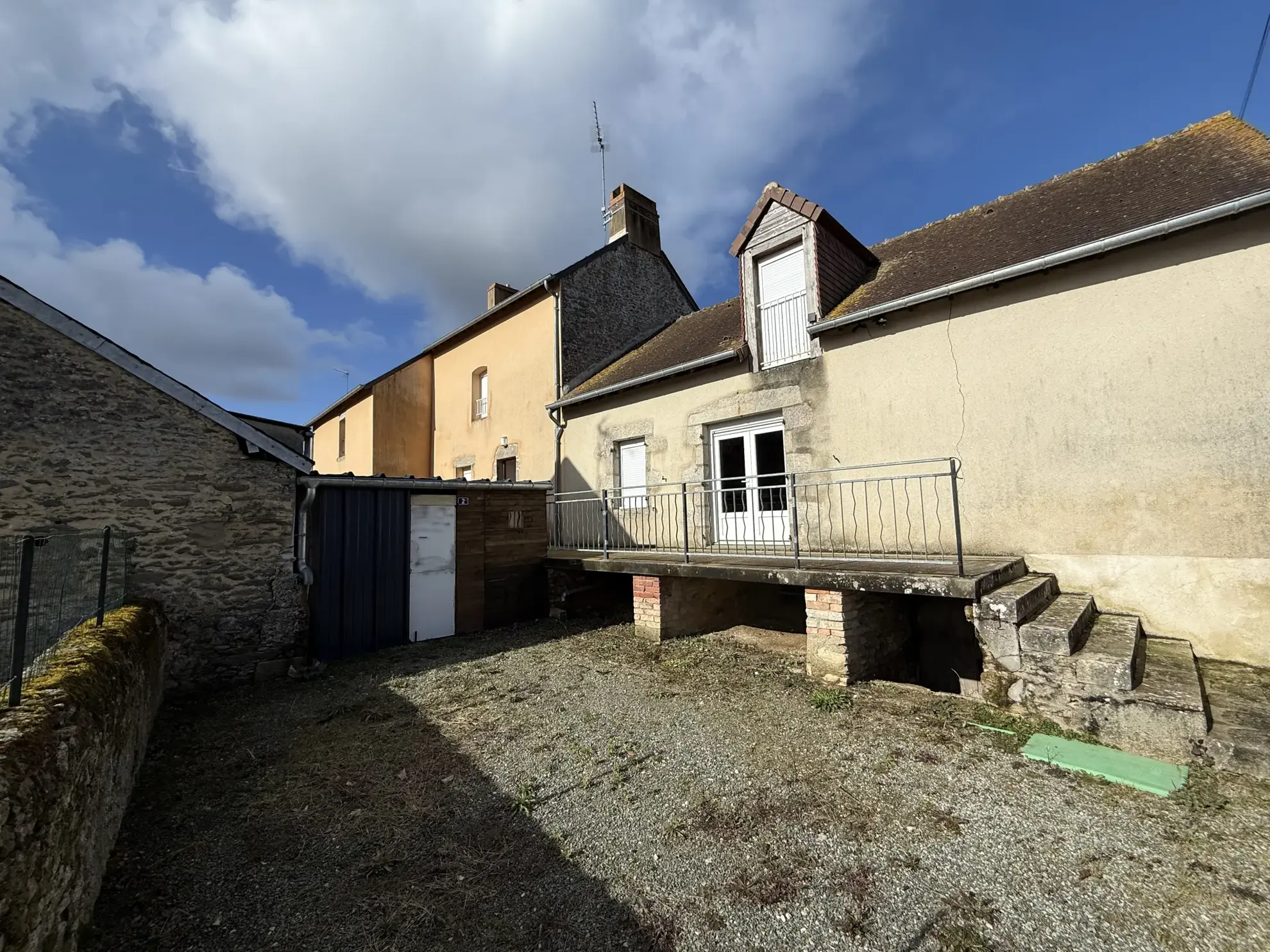 Vente maison de village de 107 m² à Gesnes le Gandelin, 3 chambres, terrasse 