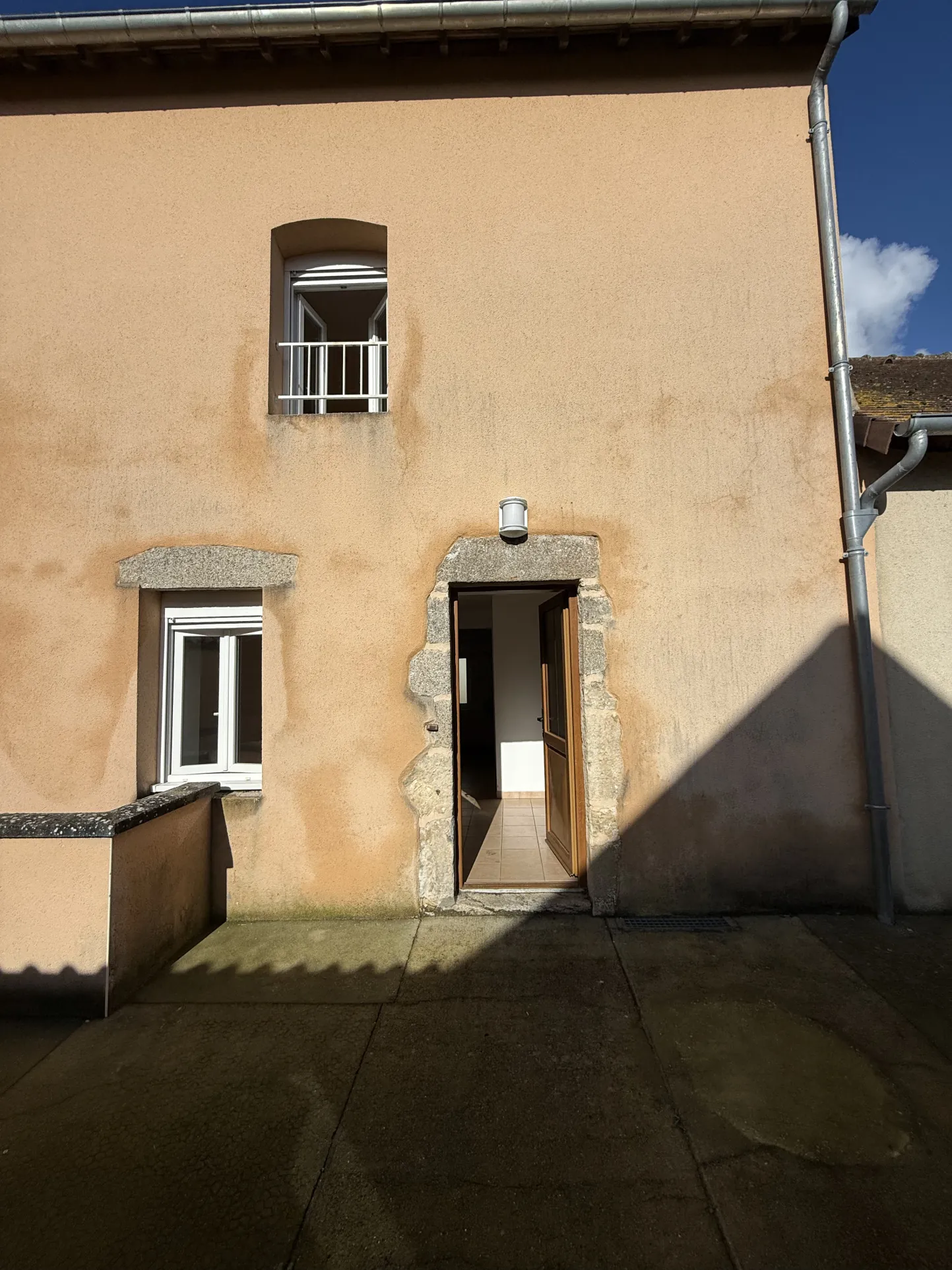 Vente maison de village de 107 m² à Gesnes le Gandelin, 3 chambres, terrasse 