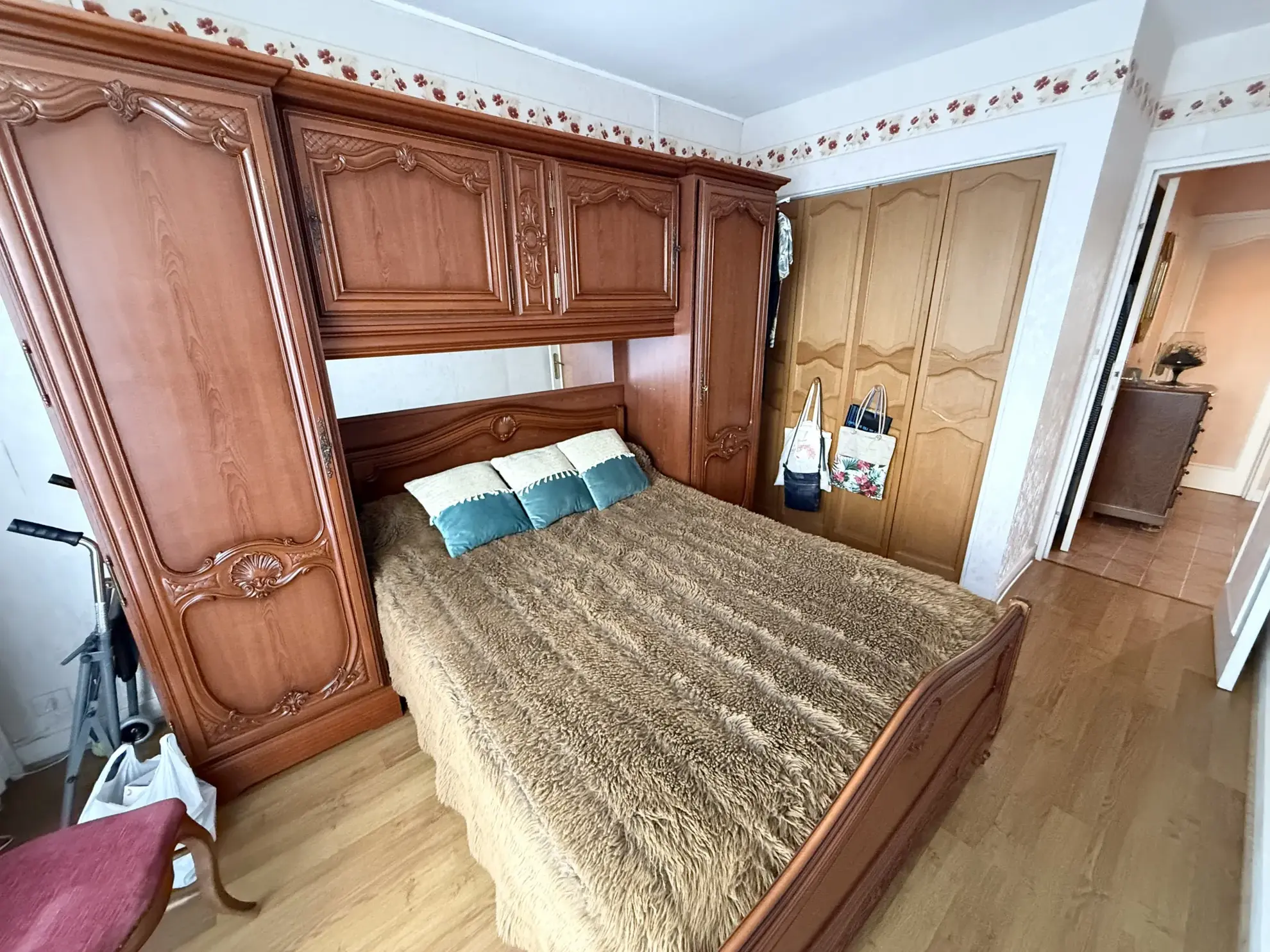 Appartement traversant de 58m² avec parking et cave à Troyes 