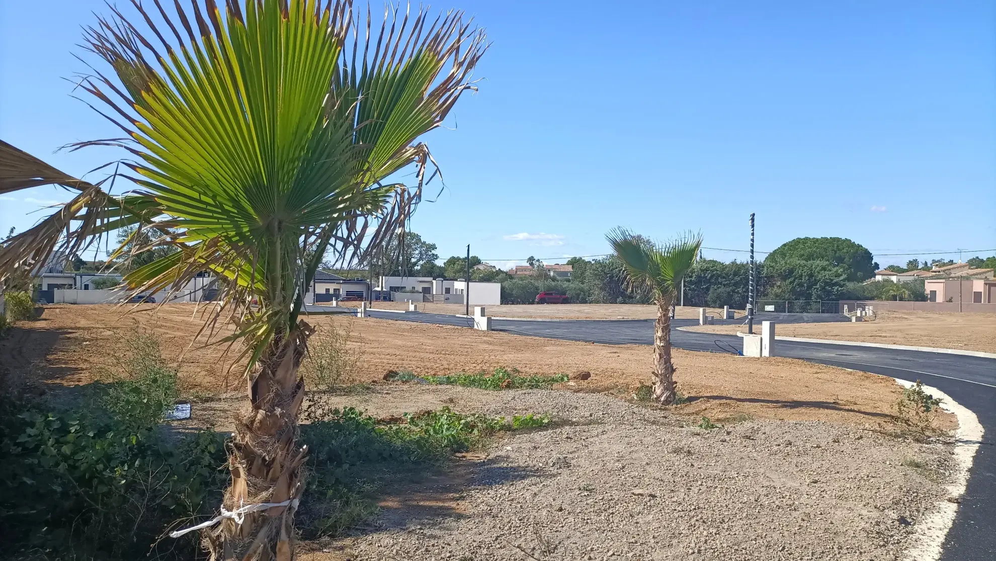 Terrain constructible et viabilisé de 360 m² à Pomérols proche Marseillan 