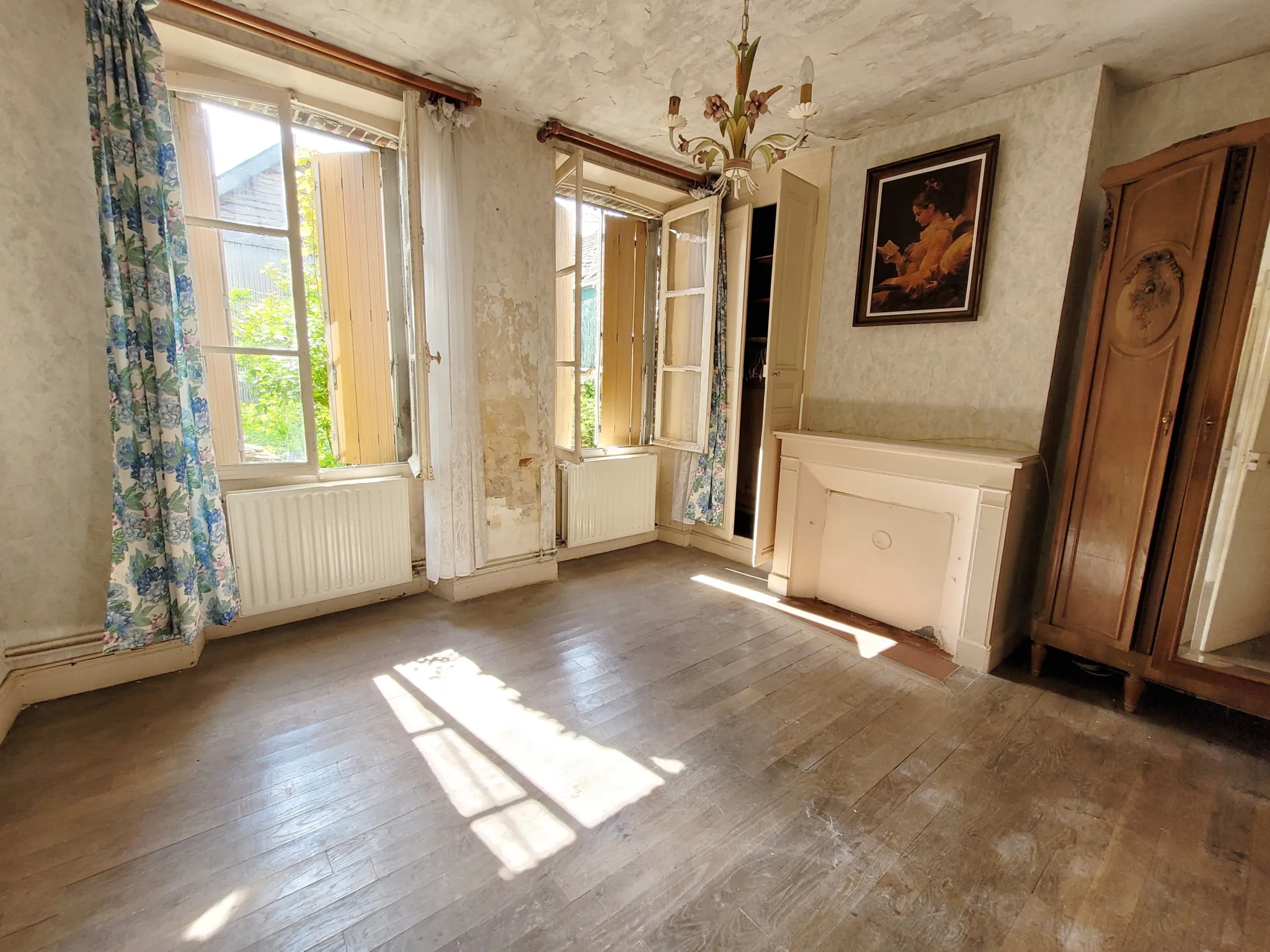 Maison à rénover à Aix-en-Othe avec grand terrain et potentiel de développement