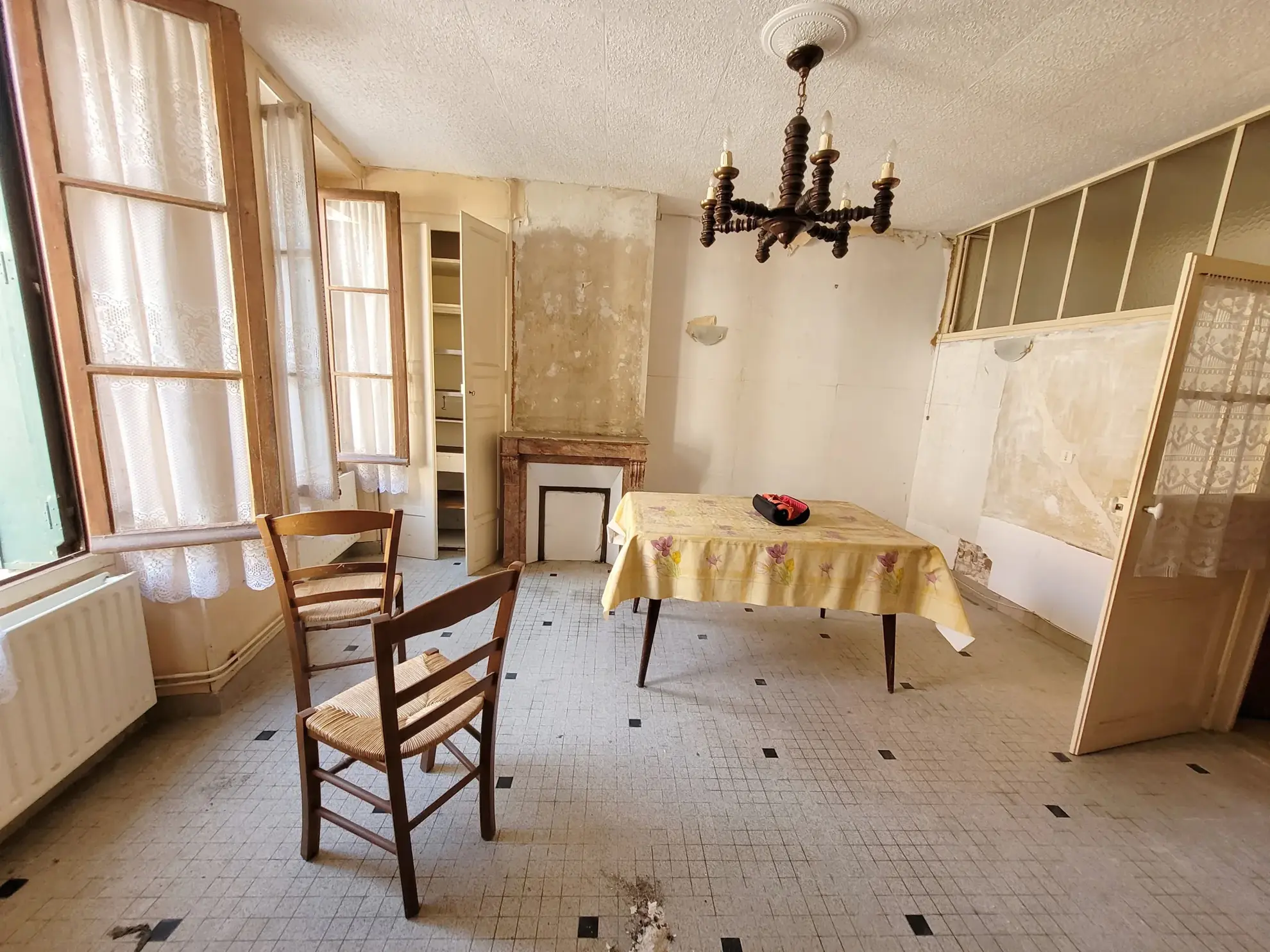 Maison à rénover à Aix-en-Othe avec grand terrain et potentiel de développement 