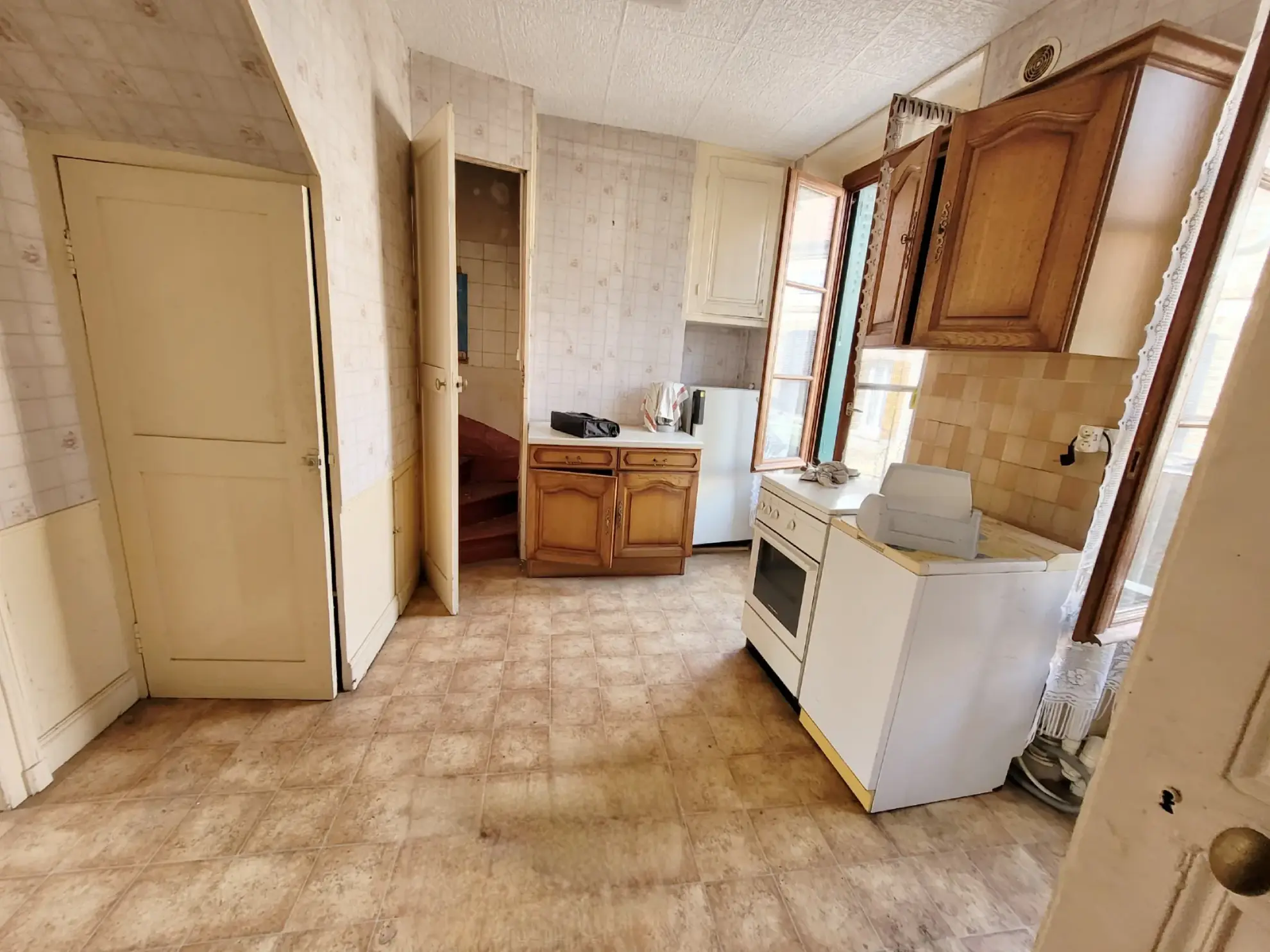 Maison à rénover à Aix-en-Othe avec grand terrain et potentiel de développement 