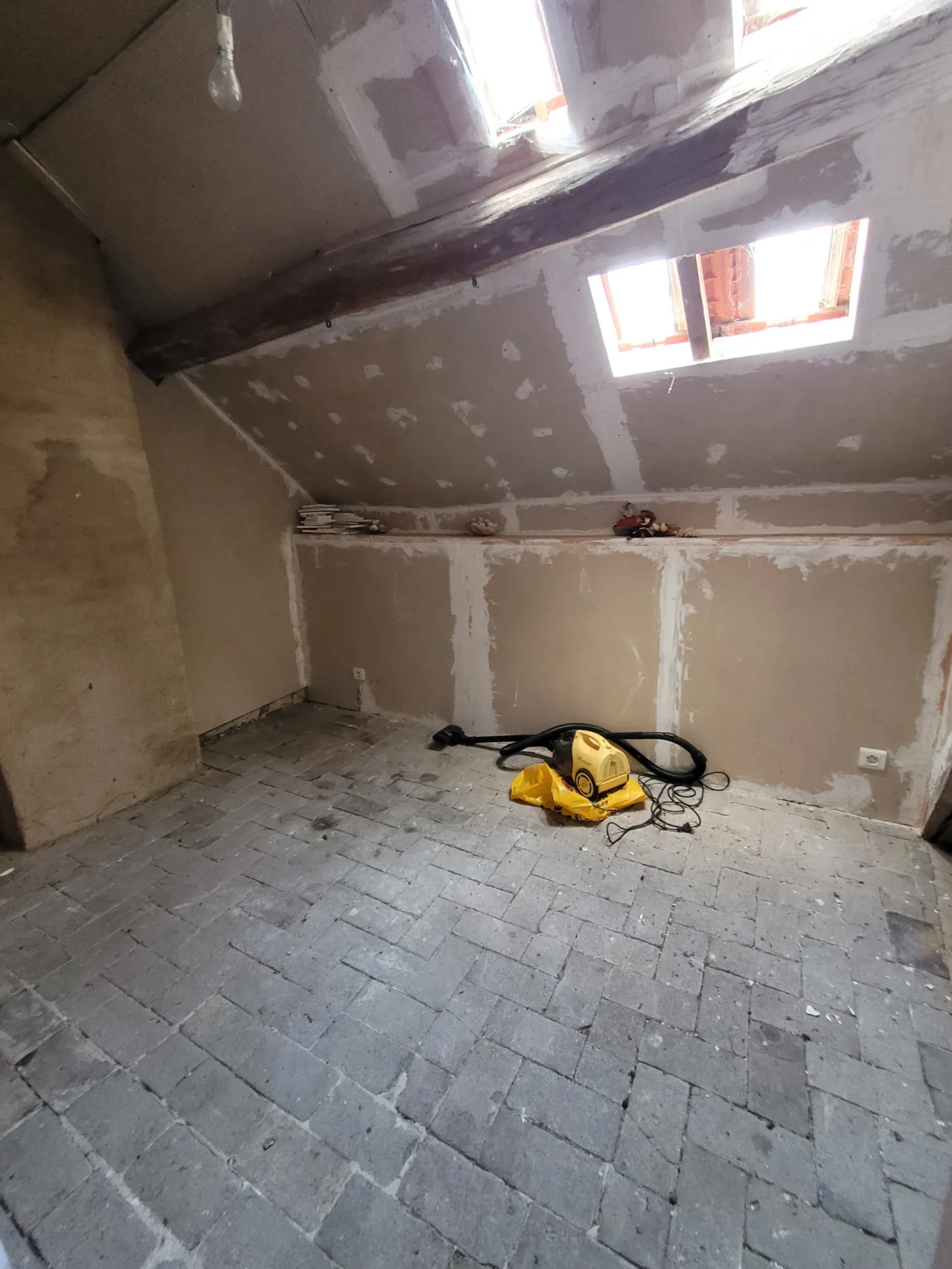 Maison à rénover à Aix-en-Othe avec grand terrain et potentiel de développement 