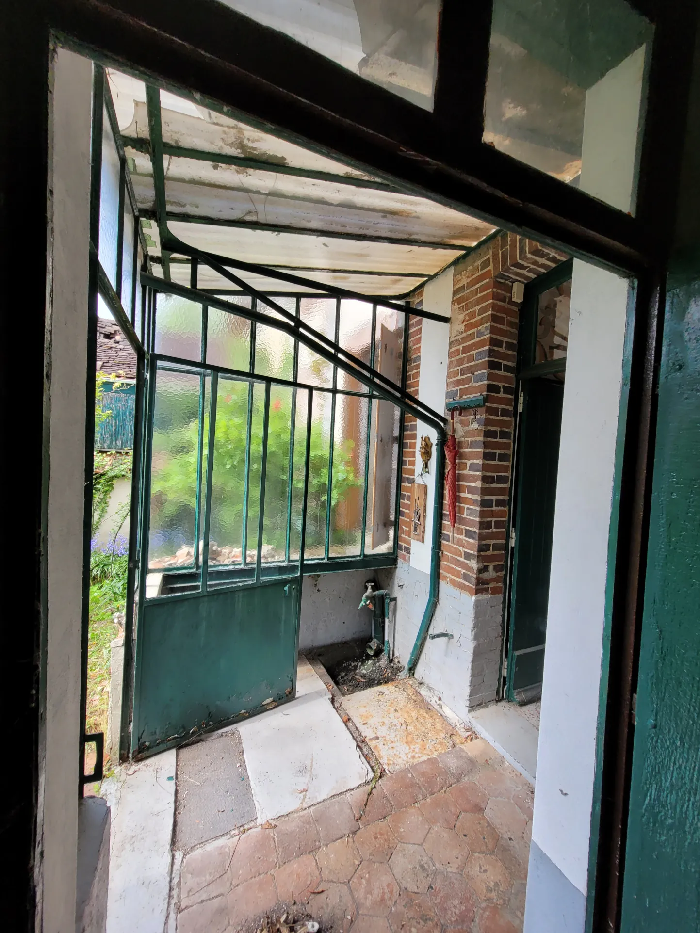 Maison à rénover à Aix-en-Othe avec grand terrain et potentiel de développement 