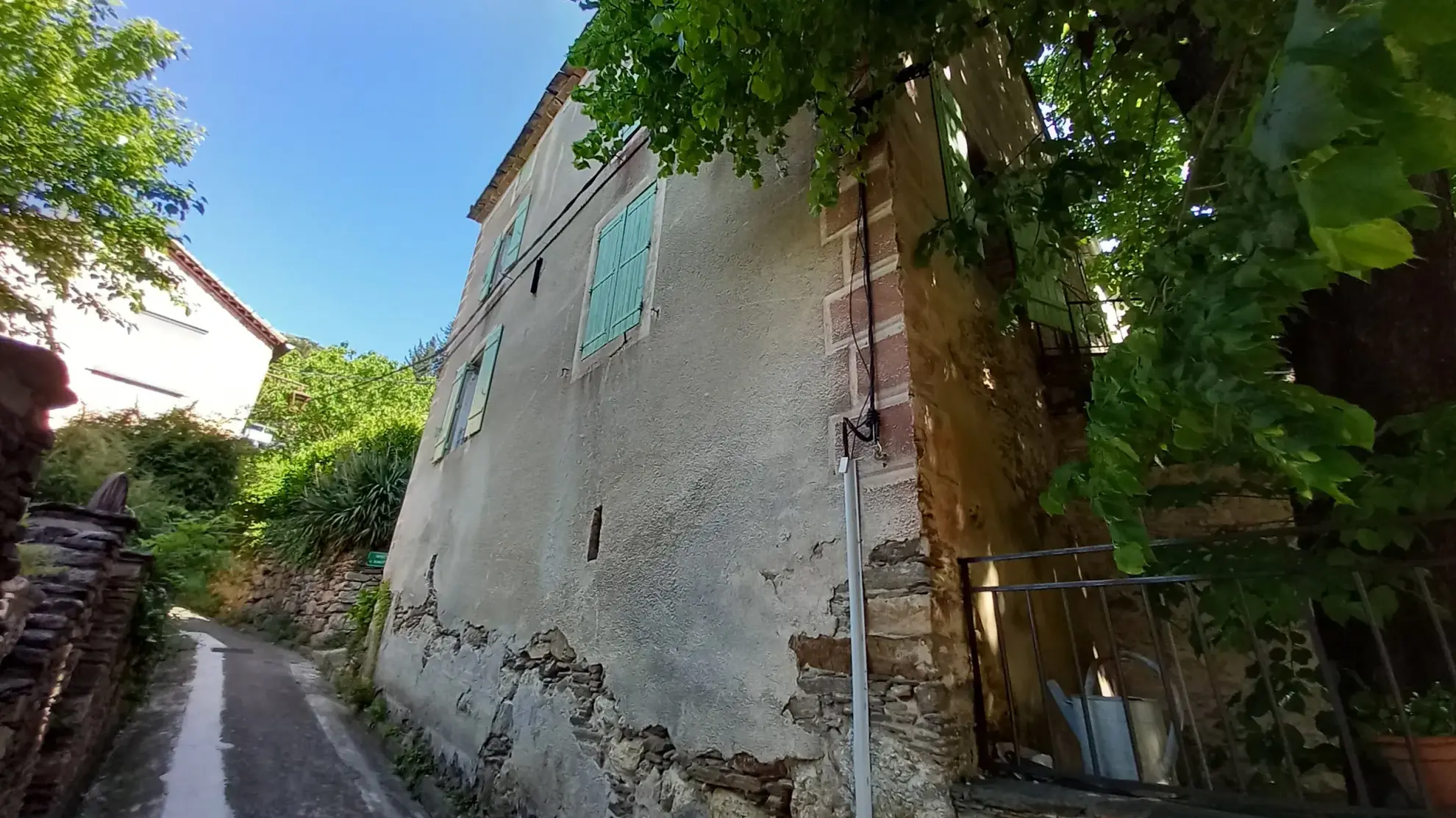 Magnifique maison en pierres rénovée à Colombières sur Orb avec terrasse et cave voûtée 