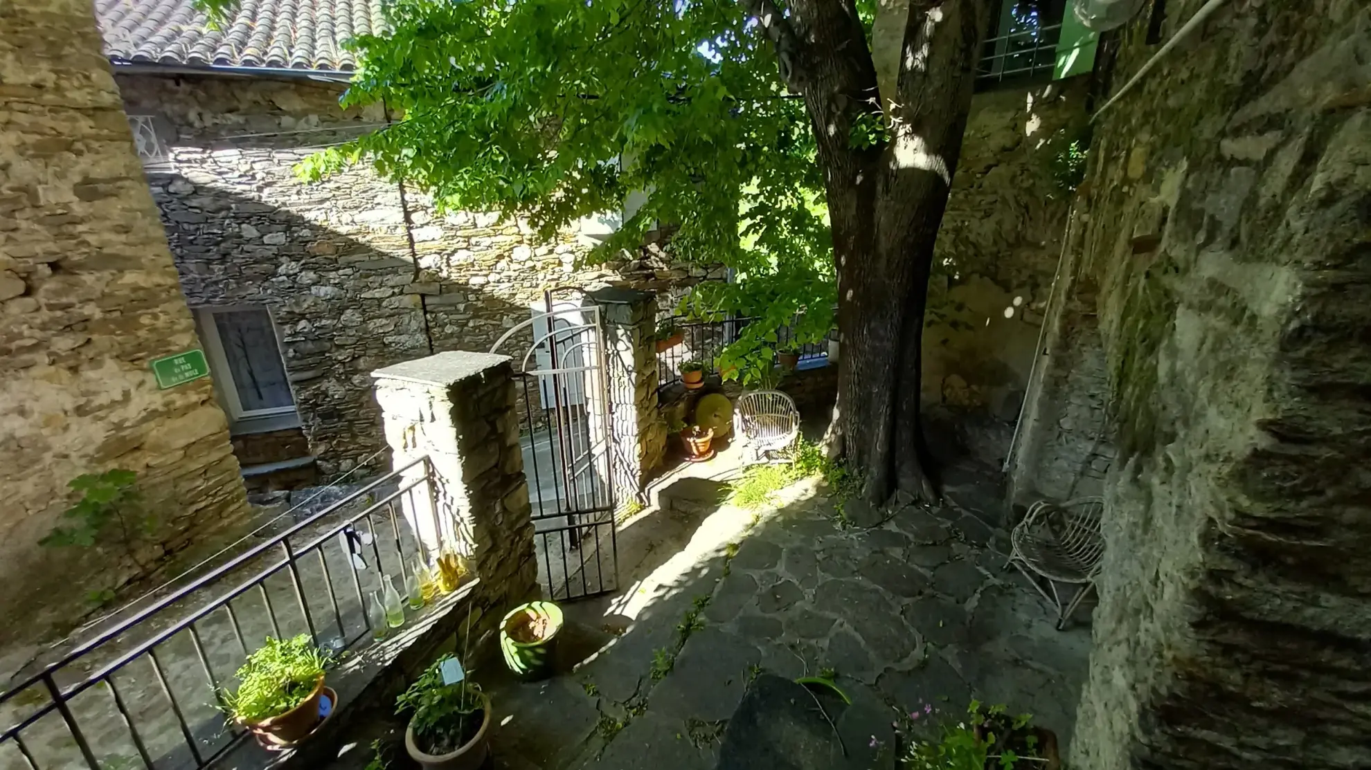 Magnifique maison en pierres rénovée à Colombières sur Orb avec terrasse et cave voûtée 