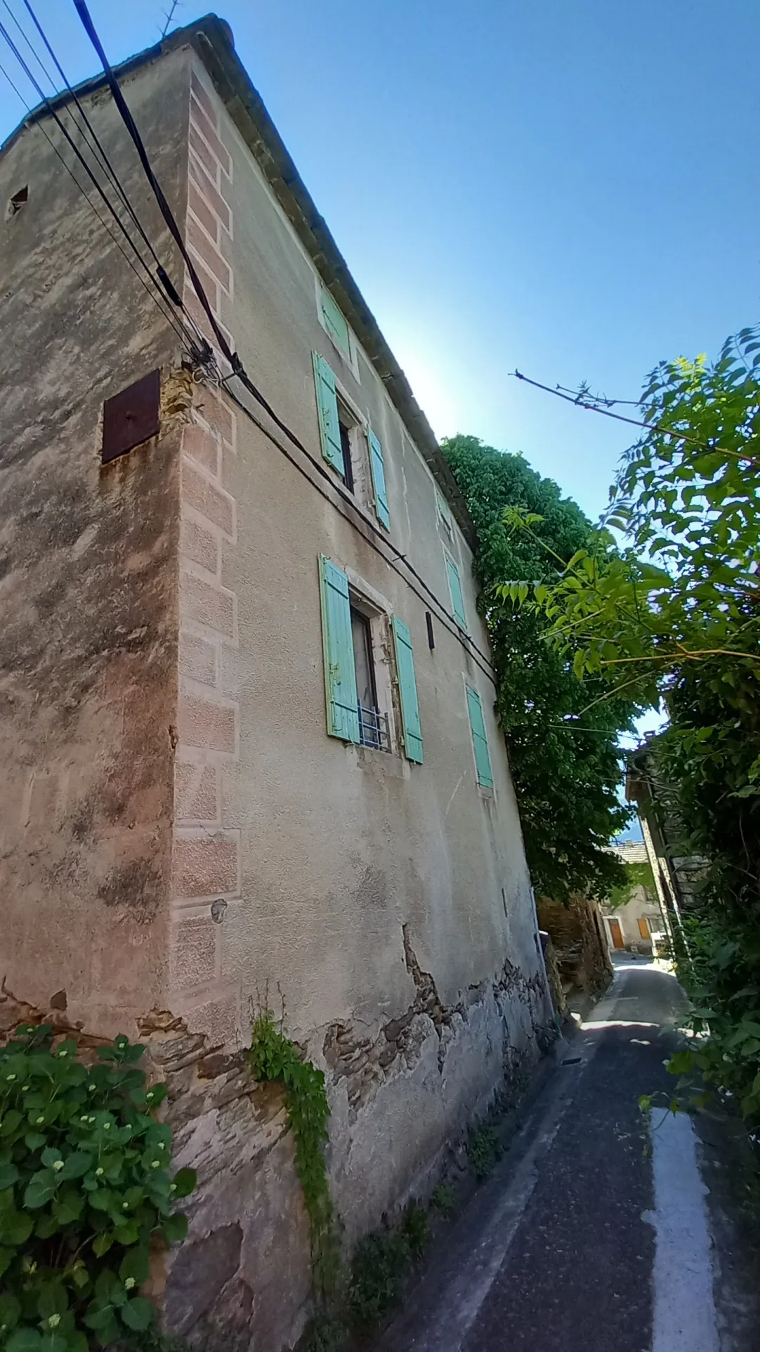 Magnifique maison en pierres rénovée à Colombières sur Orb avec terrasse et cave voûtée 