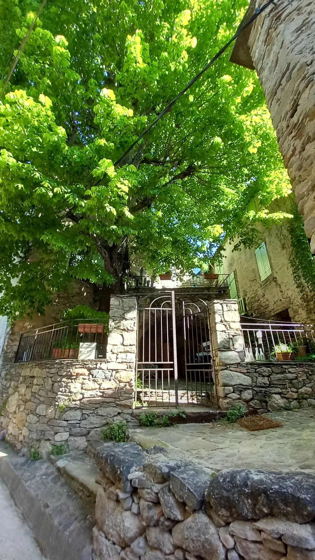Magnifique maison en pierres rénovée à Colombières sur Orb avec terrasse et cave voûtée 
