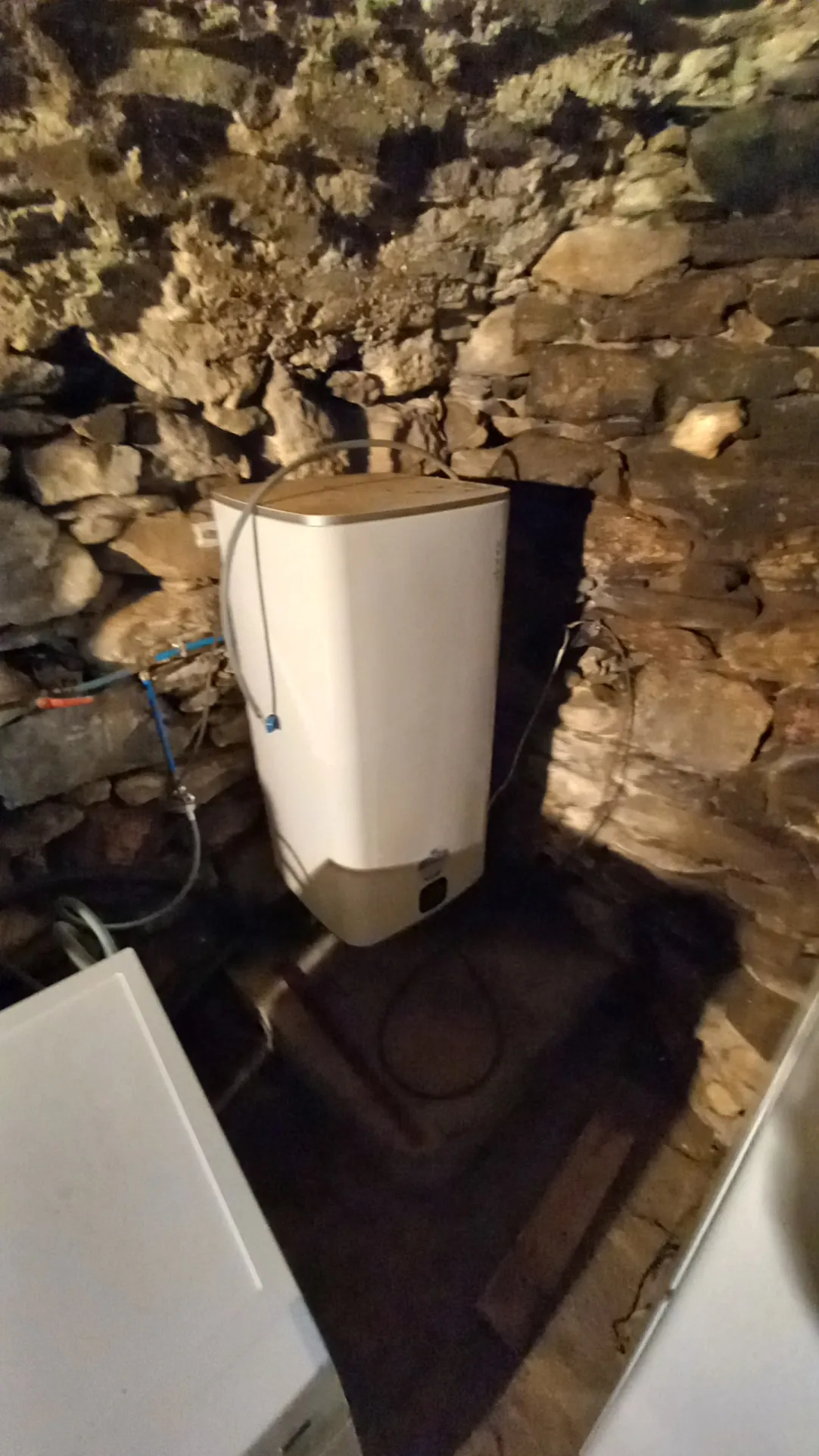 Magnifique maison en pierres rénovée à Colombières sur Orb avec terrasse et cave voûtée 