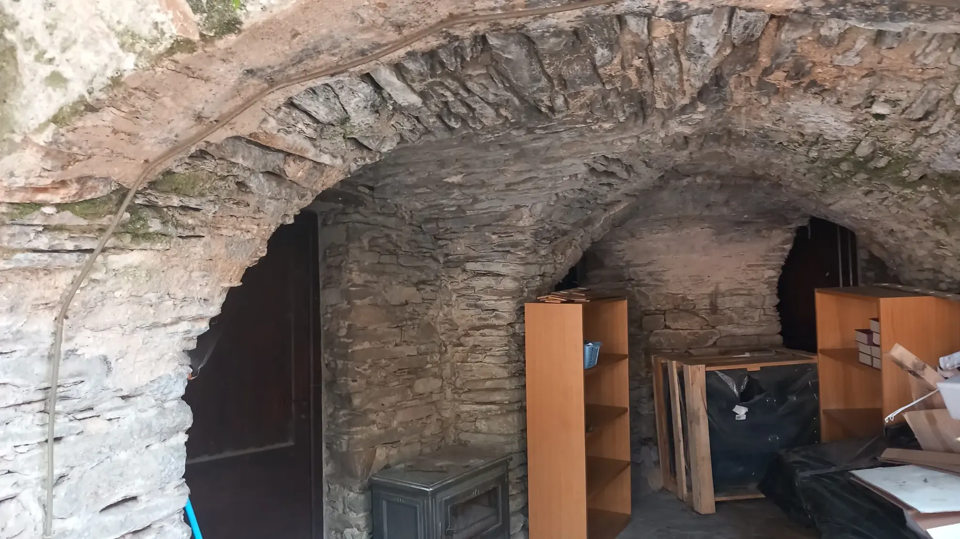 Magnifique maison en pierres rénovée à Colombières sur Orb avec terrasse et cave voûtée 