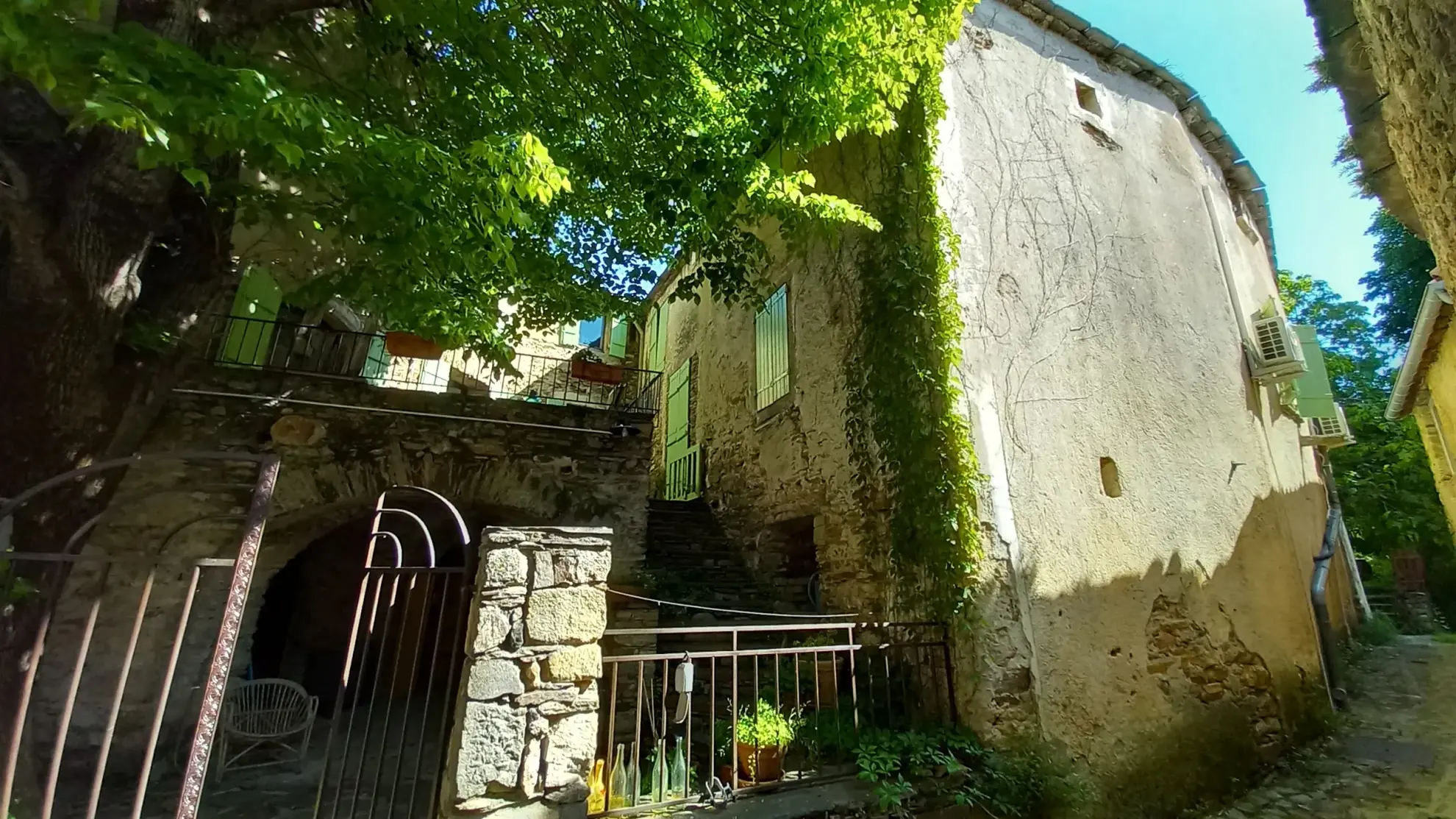 Magnifique maison en pierres rénovée à Colombières sur Orb avec terrasse et cave voûtée 