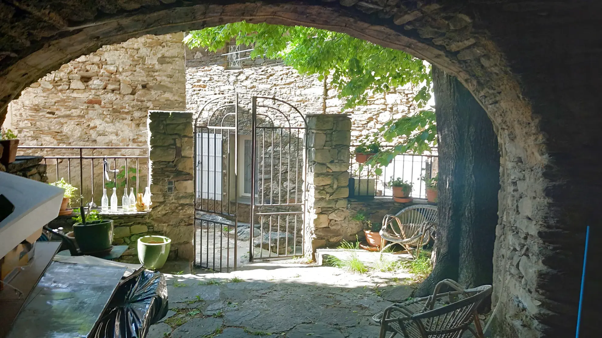 Magnifique maison en pierres rénovée à Colombières sur Orb avec terrasse et cave voûtée 