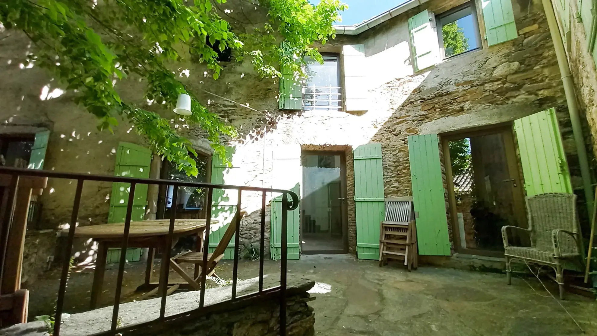 Magnifique maison en pierres rénovée à Colombières sur Orb avec terrasse et cave voûtée