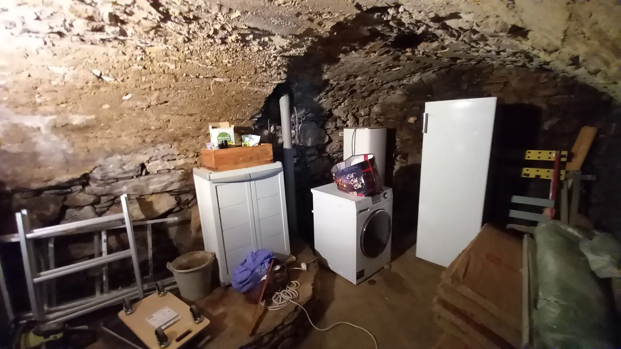 Magnifique maison en pierres rénovée à Colombières sur Orb avec terrasse et cave voûtée 