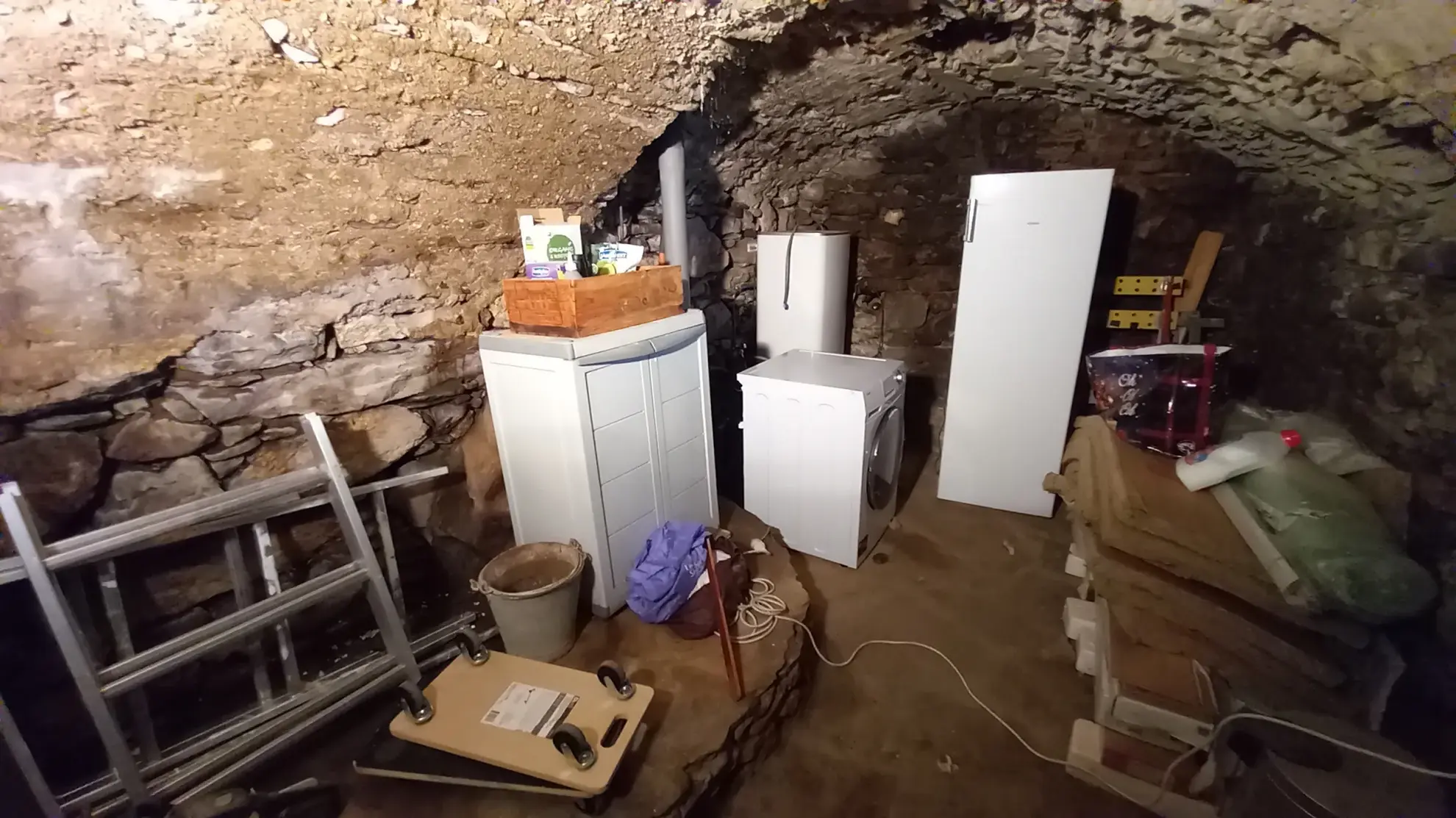 Magnifique maison en pierres rénovée à Colombières sur Orb avec terrasse et cave voûtée 