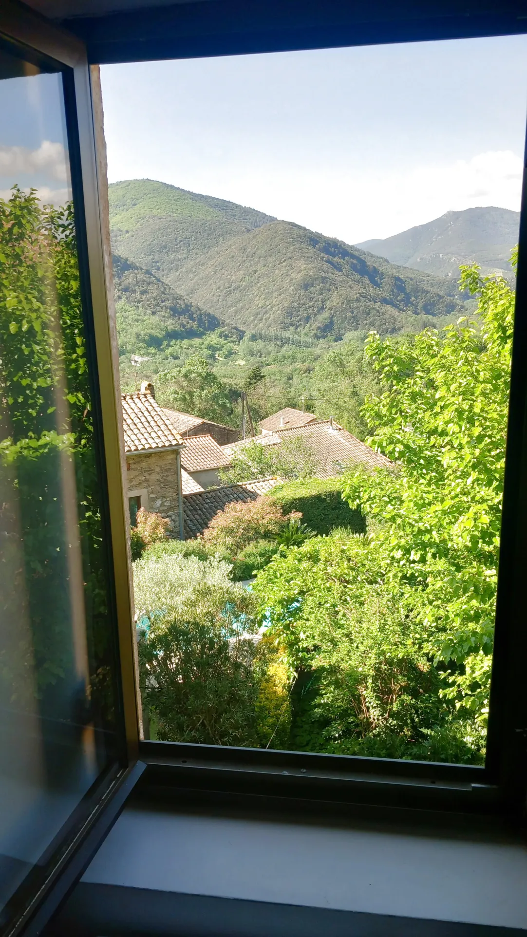 Magnifique maison en pierres rénovée à Colombières sur Orb avec terrasse et cave voûtée 