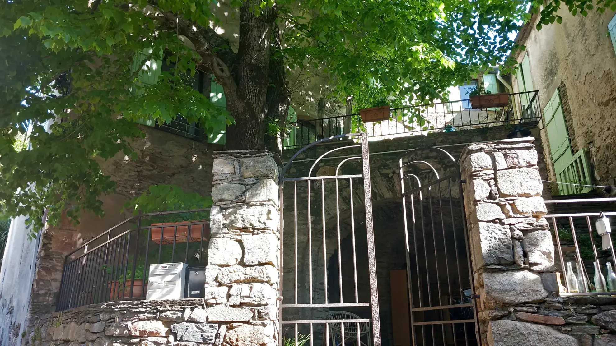 Magnifique maison en pierres rénovée à Colombières sur Orb avec terrasse et cave voûtée 