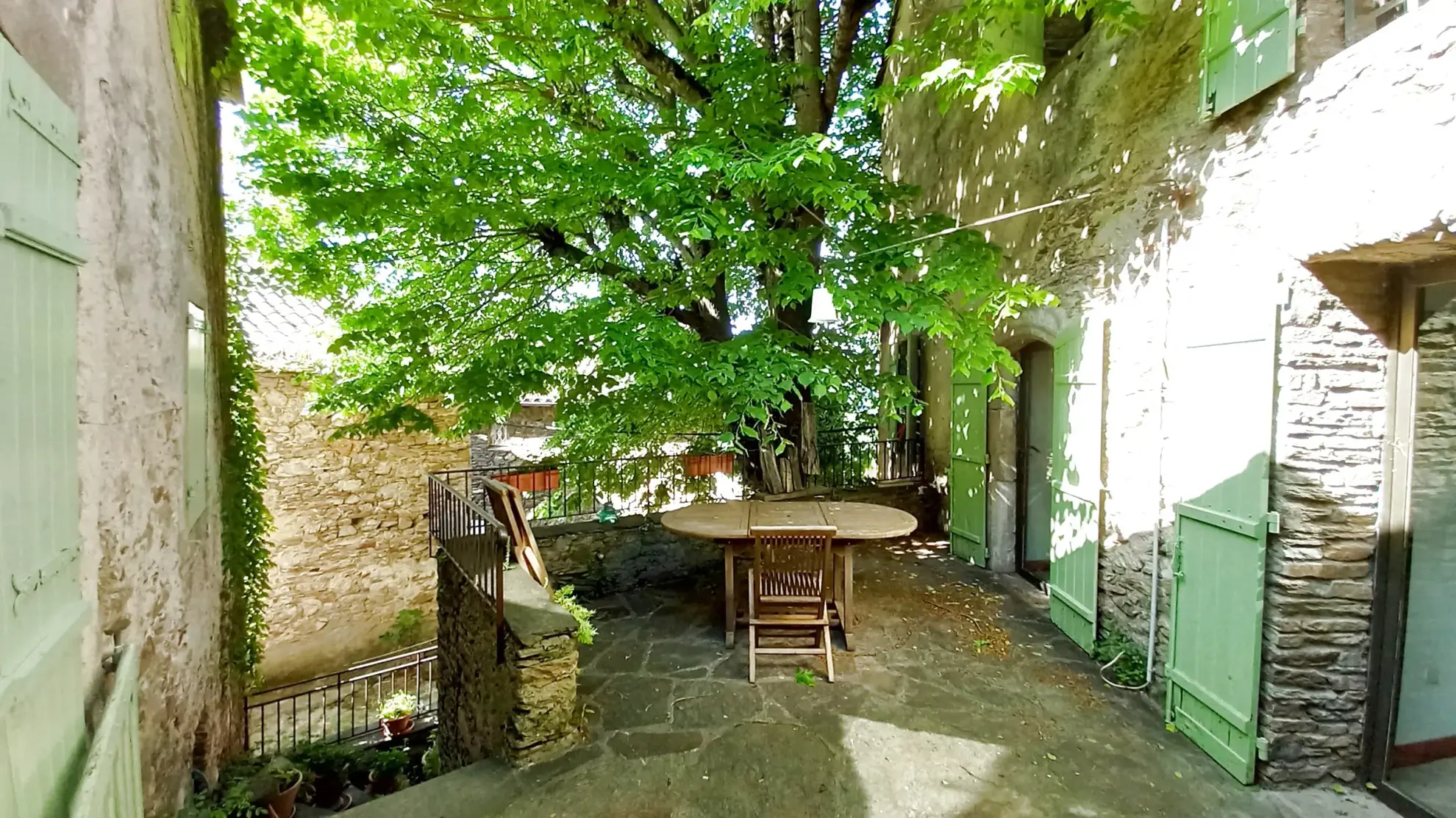 Magnifique maison en pierres rénovée à Colombières sur Orb avec terrasse et cave voûtée 