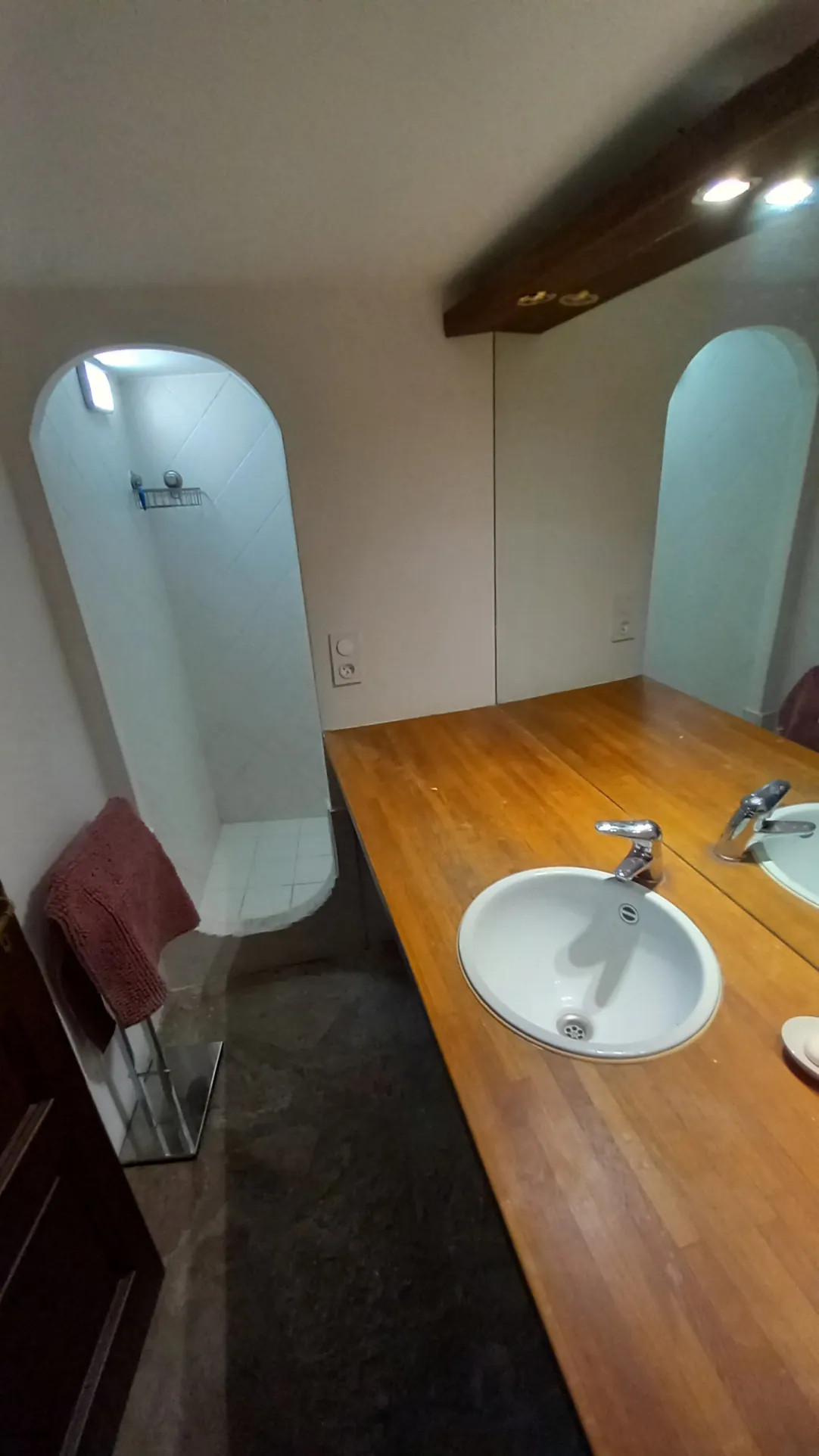 Magnifique maison en pierres rénovée à Colombières sur Orb avec terrasse et cave voûtée 