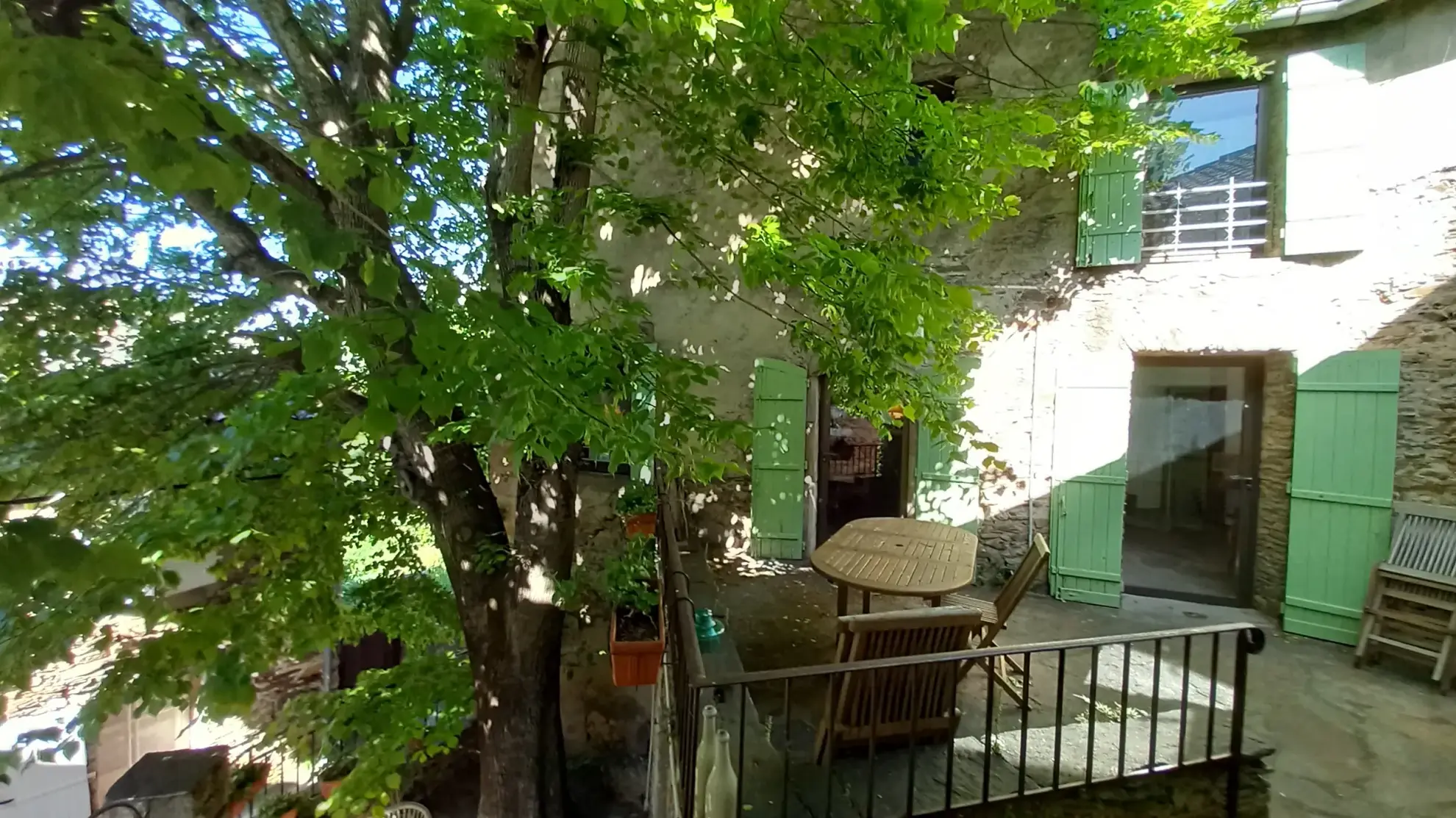 Magnifique maison en pierres rénovée à Colombières sur Orb avec terrasse et cave voûtée 