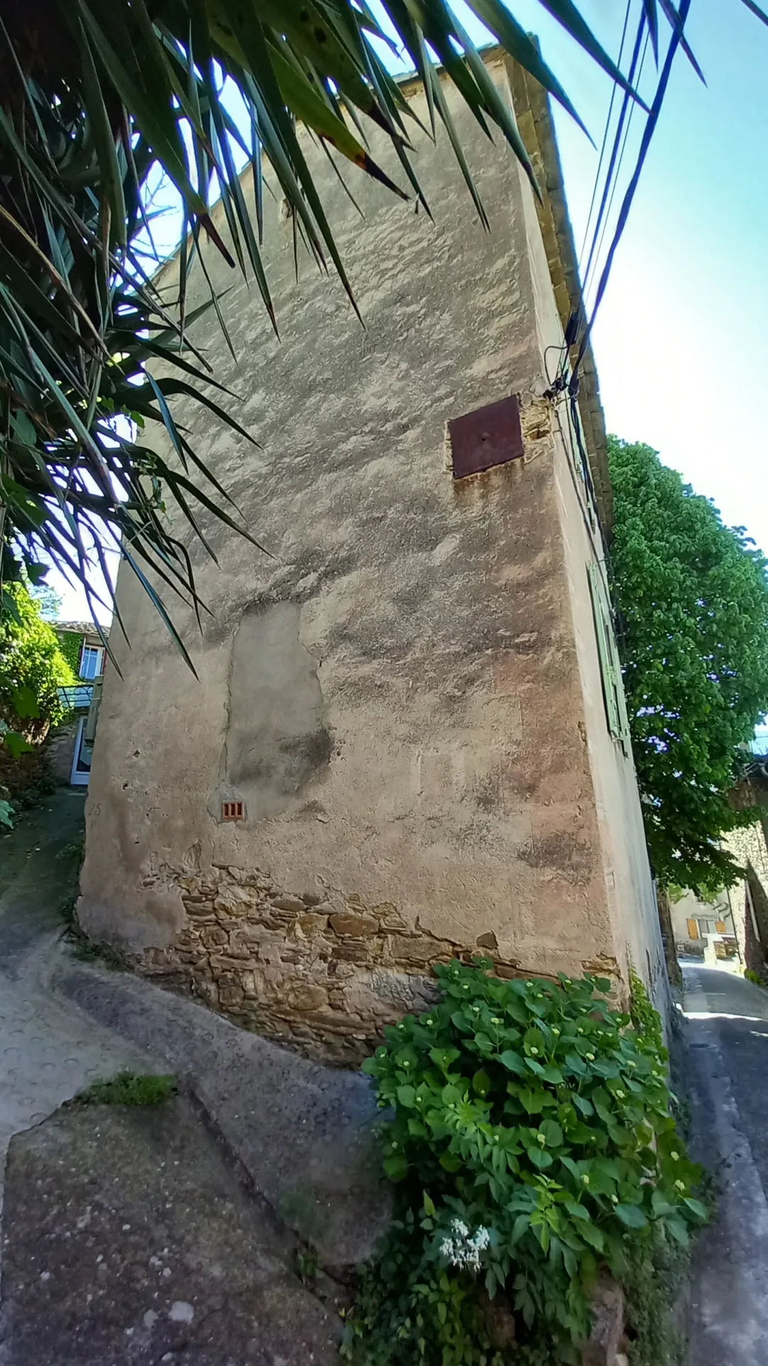 Magnifique maison en pierres rénovée à Colombières sur Orb avec terrasse et cave voûtée 