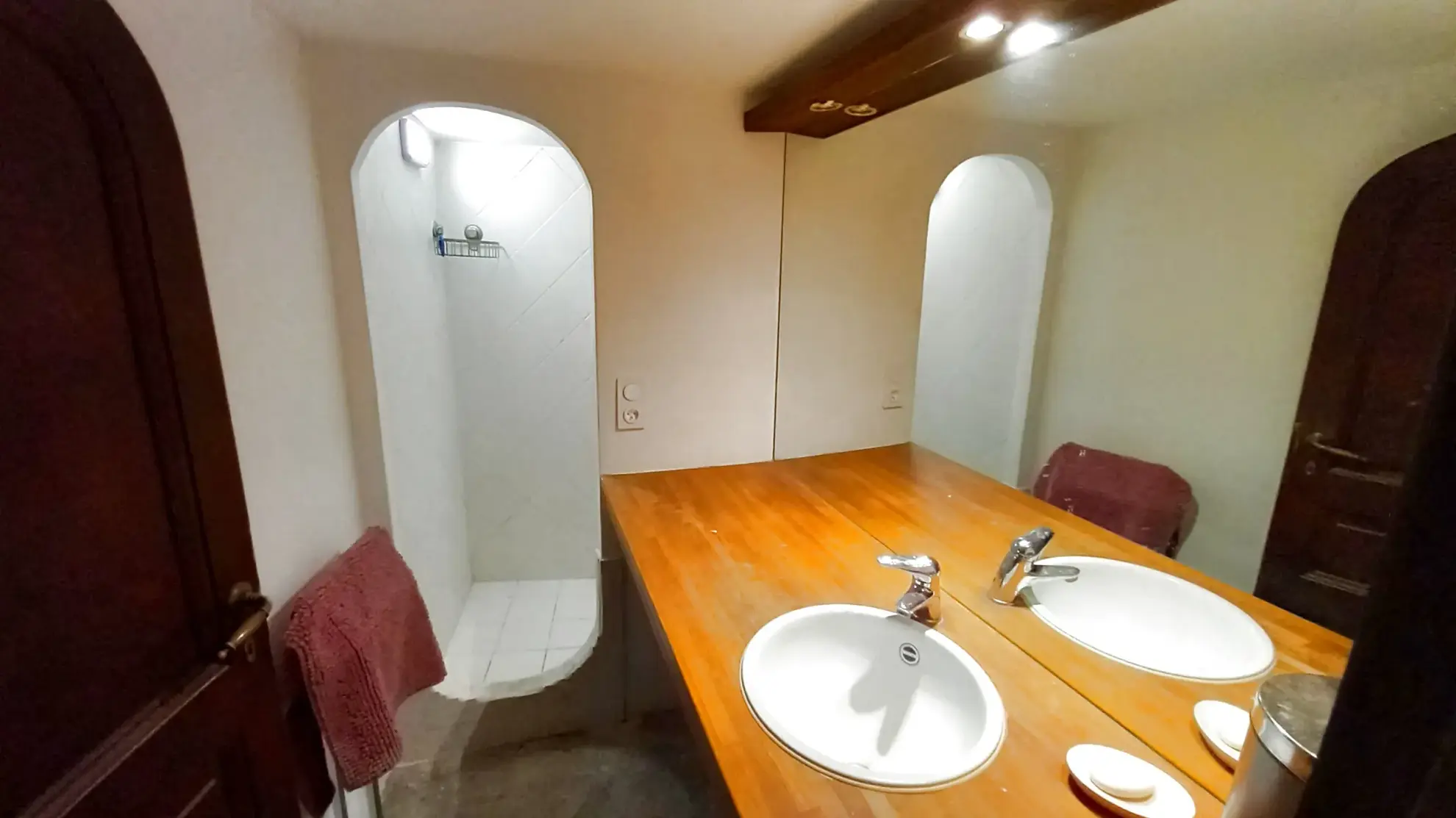 Magnifique maison en pierres rénovée à Colombières sur Orb avec terrasse et cave voûtée 