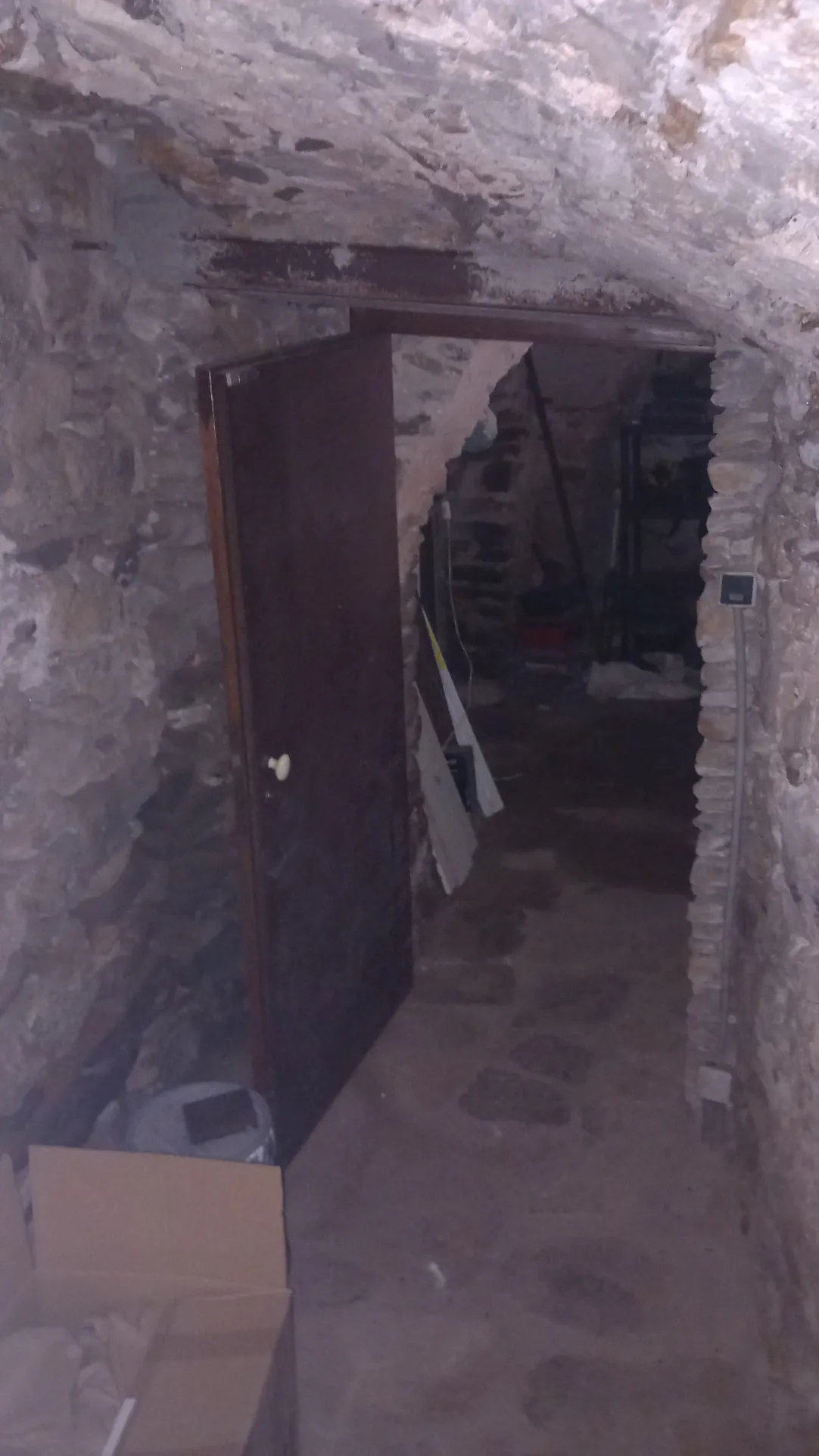 Magnifique maison en pierres rénovée à Colombières sur Orb avec terrasse et cave voûtée 